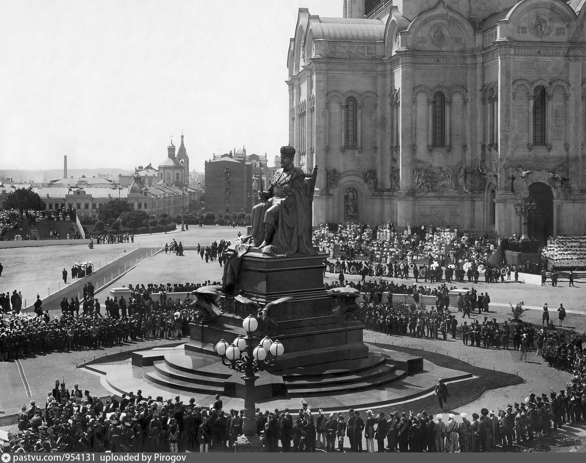 Памятник царю в москве поставлен огромный