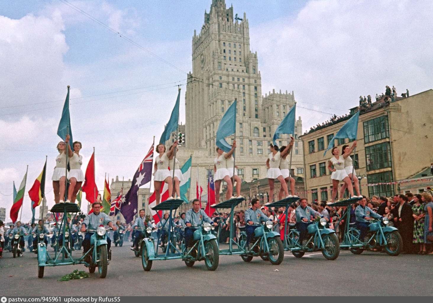 Фестиваль молодежи в москве. Vi Международный фестиваль молодежи и студентов в Москве 1957г. Всемирный фестиваль молодёжи и студентов в Москве 1957. Фестиваль молодежи и студентов в СССР 1957 года. Молодежный фестиваль в Москве 1957.