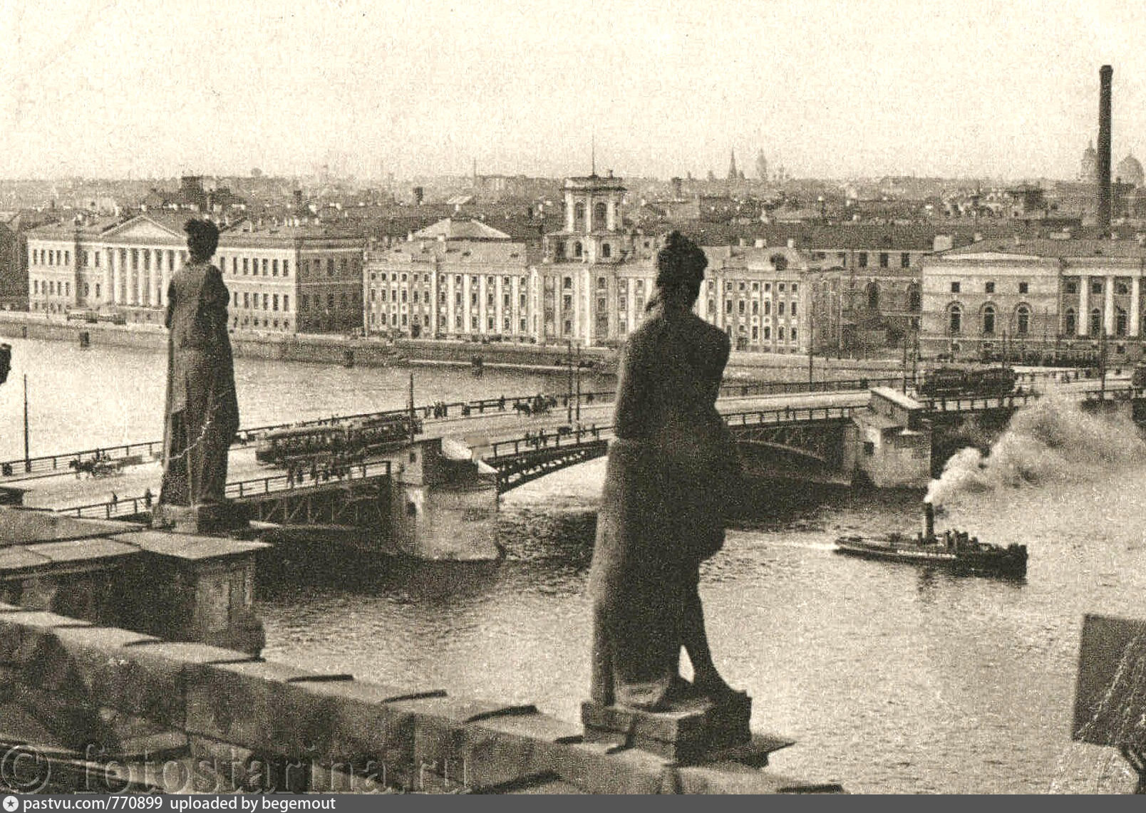 В какой период санкт петербург был ленинградом. Ленинград Дворцовый мост. Дворцовый мост 1917. Дворцовый мост 19 век. Ленинград Университетская набережная.