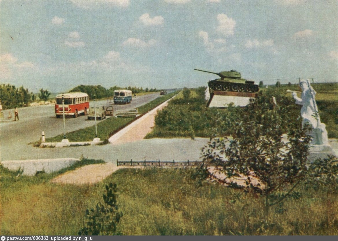 Белгородском поселке яковлево. Памятник танкистам Белгородская область Яковлево. Памятник танкистам на Курской дуге. Поселок Яковлево Белгородская область.