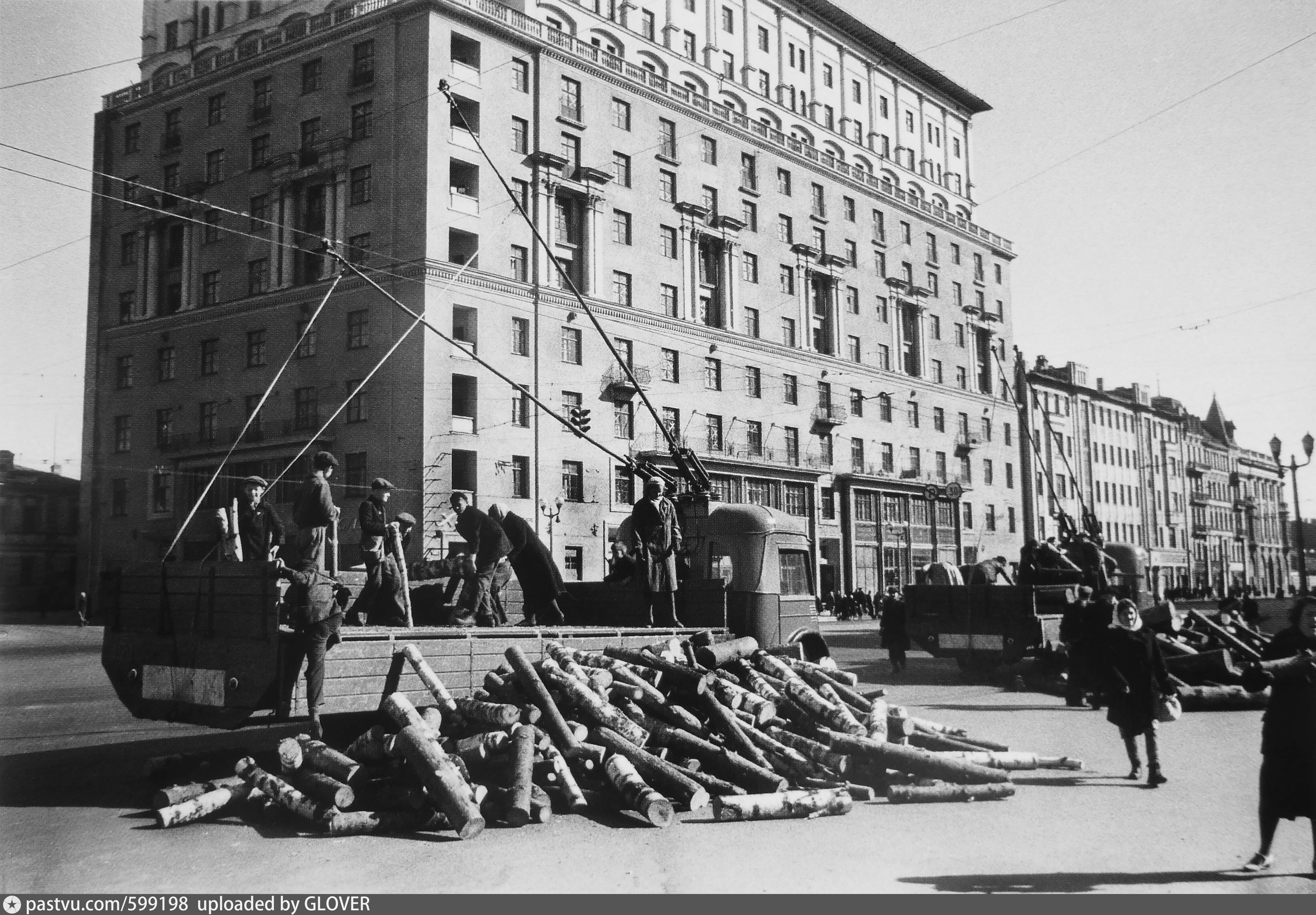 Москву бомбят. 1941 Москва Военная оборона. Москва 1941 год. Тверская улица 1941 год.