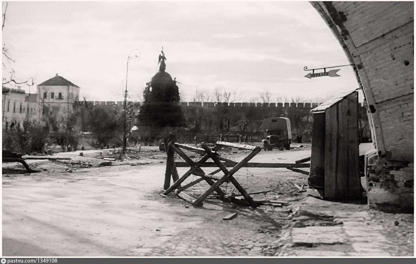 Оккупация новгорода. Великий Новгород в годы войны. Памятник тысячелетие России Новгород 1944. Великий Новгород памятник тысячелетие России разрушение. Памятник тысячелетия России в Великом Новгороде во время войны.