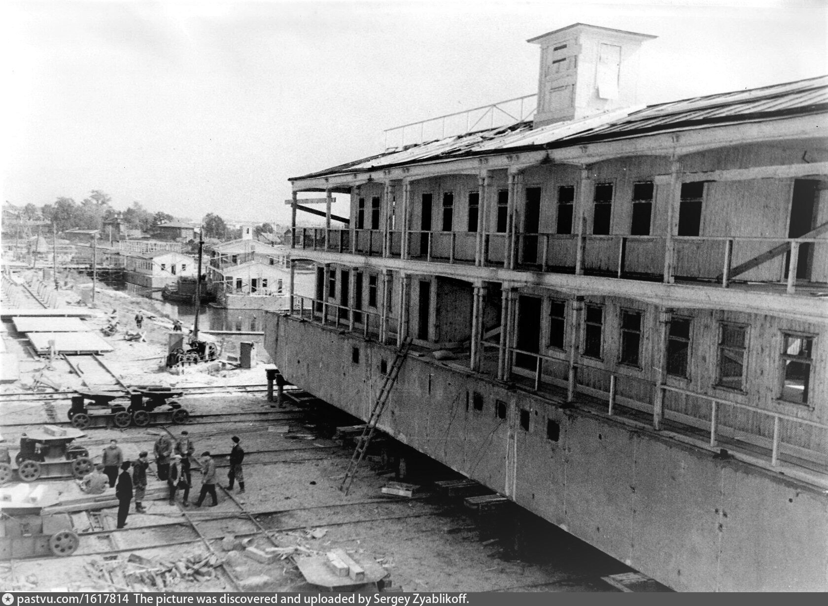 Подготовка к спуску на воду двудечной культбазы