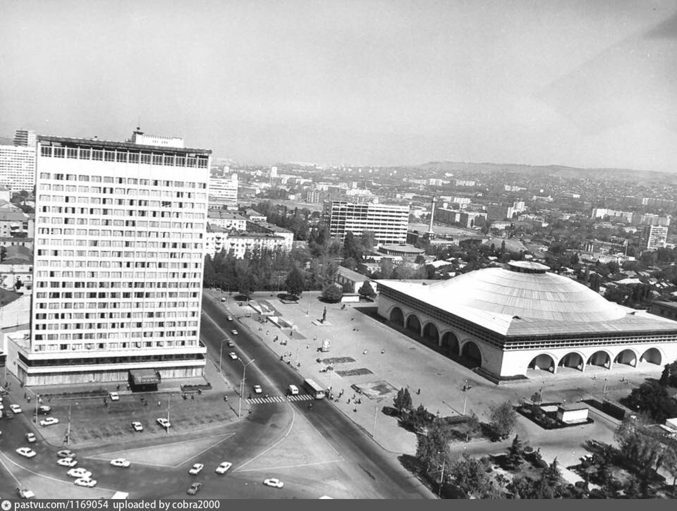 Sport palace тбилиси. Дворец спорта Тбилиси. Тбилиси 80 годы. Гостиница Аджария в Тбилиси. Тбилиси 1970 года.