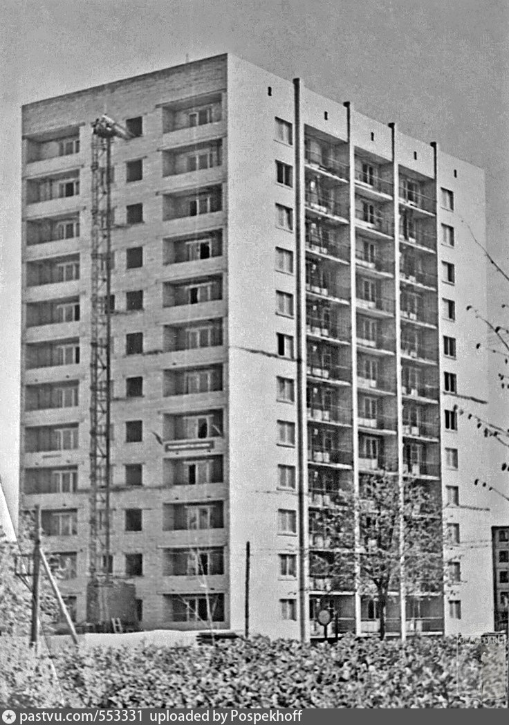 В двенадцатиэтажном доме несколько. Хасанова 7 Йошкар-Ола. Двенадцатиэтажное здание. Двенадцатиэтажные дома Москва. Двенадцатиэтажный дом в СССР.