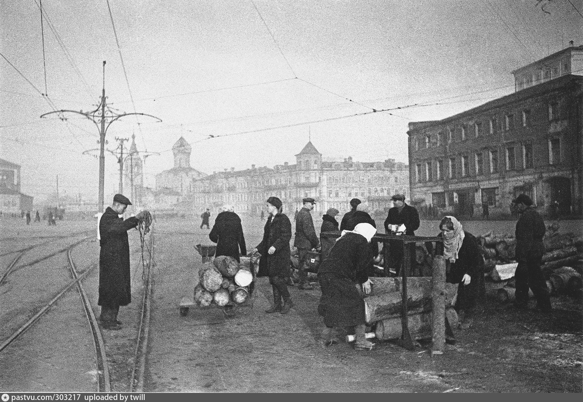 В октябре 1941 г в москве. Москва 1941 год. Белорусский вокзал в годы войны 1941. Площадь белорусского вокзала 1941 год. Три вокзала Москва 1941.