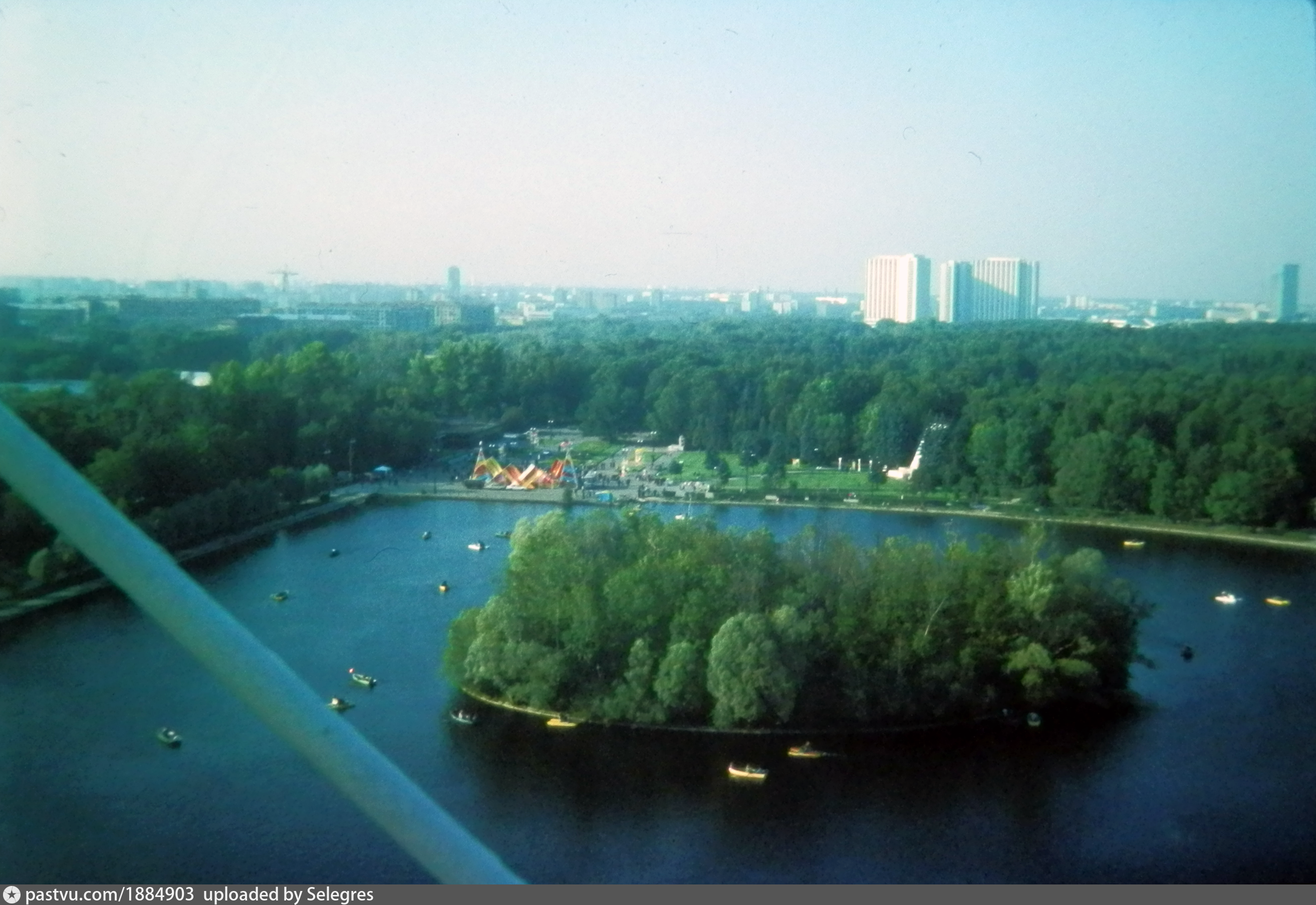 Измайловский парк московский просп 2 москва фото. Парк Измайлово колесо обозрения вид с воды.