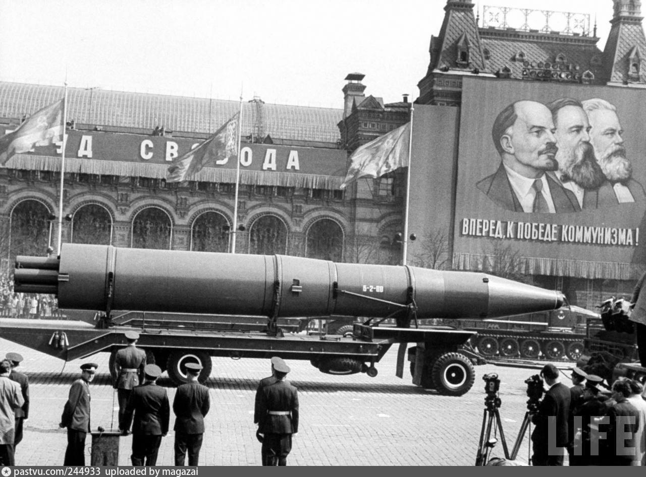 Самая первая баллистическая ракета. Советская баллистическая ракета р14. Ракетно ядерное оружие СССР. Межконтинентальная баллистическая ракета СССР. Межконтинентальная баллистическая ракета 1950.