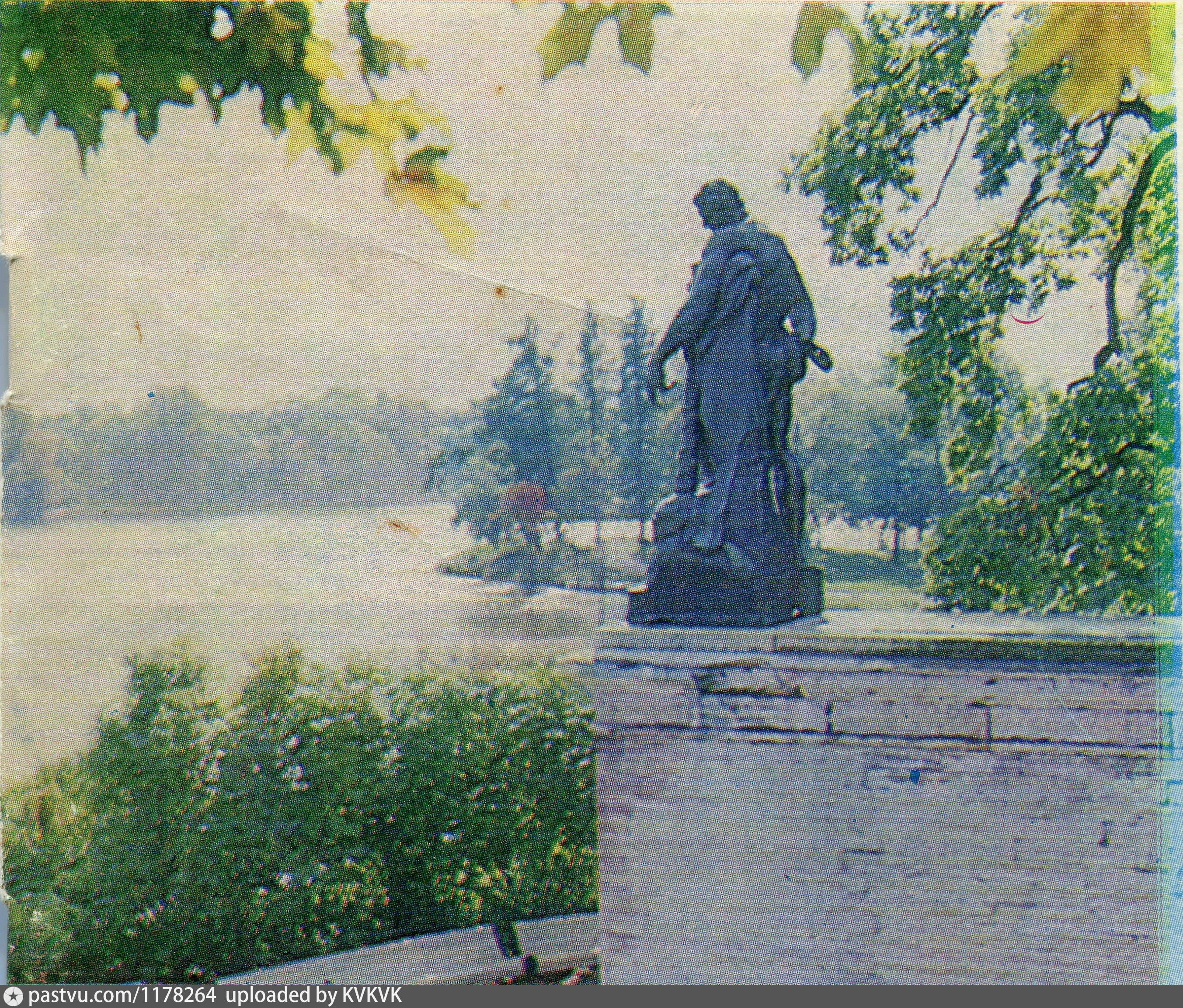 Доставка пушкин. Книги о городе Пушкине. Чугунный город книга. Книжный городок Пушкин. Цыпин город Пушкин в годы войны.