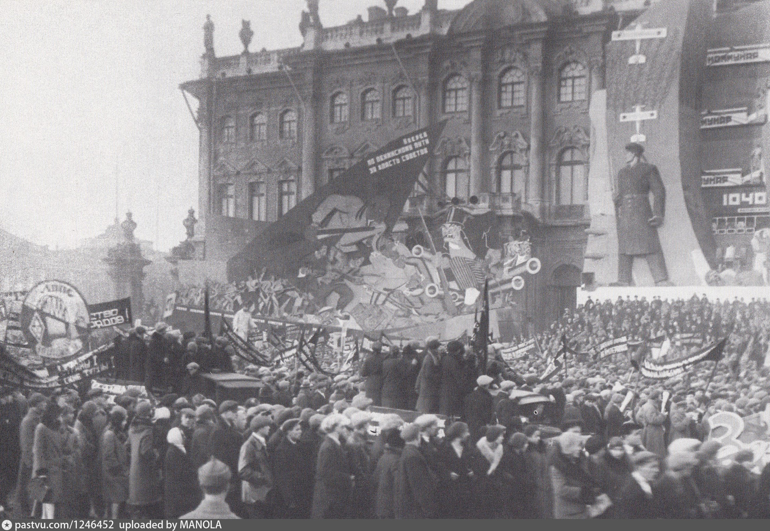 7 ноября петербург. Трибуна на площади Урицкого 1 мая 1931 г. Пробка 6 января 1931 года в Москве. Парад 1931 года. Пионеры на площади Урицкого.