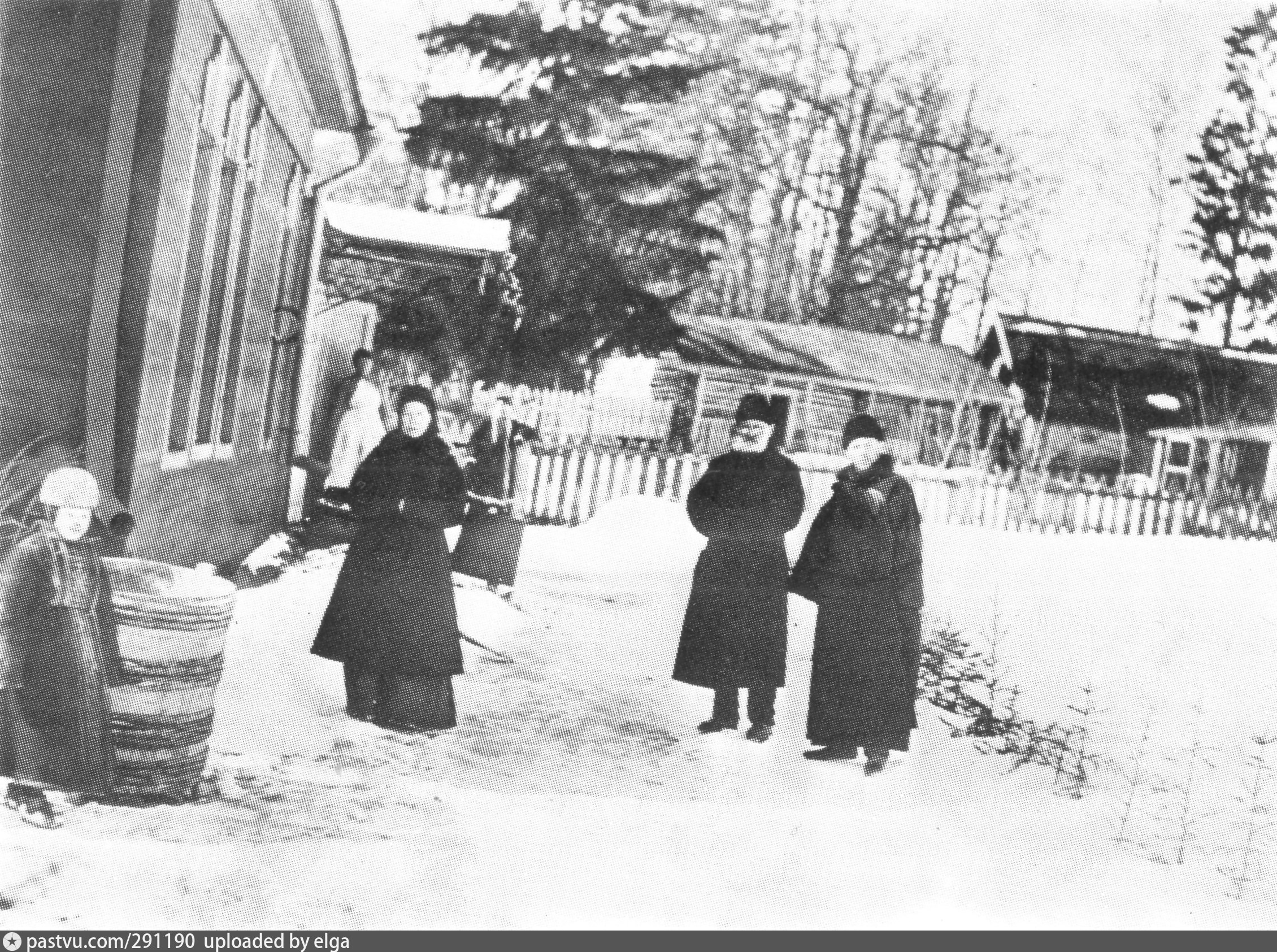 Фото старого чехова. П.Е. Чехов в Мелиховском саду. 1890-Е гг.. Чехов в Мелихово фото. Чехов усадьба Мелихово Старая фотография. Мелихово Чехов старые фото.