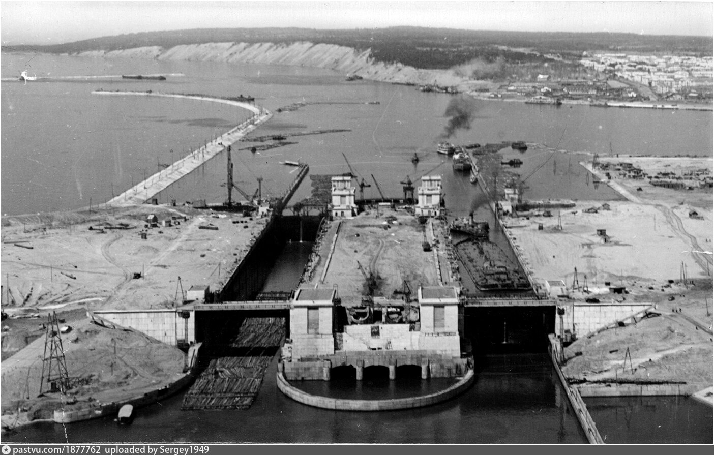 История создания водохранилищ. Куйбышевская ГЭС 1957. Куйбышевская ГЭС 1959. Рыбинское водохранилище дамба ГЭС. Водохранилище Волжской ГЭС.