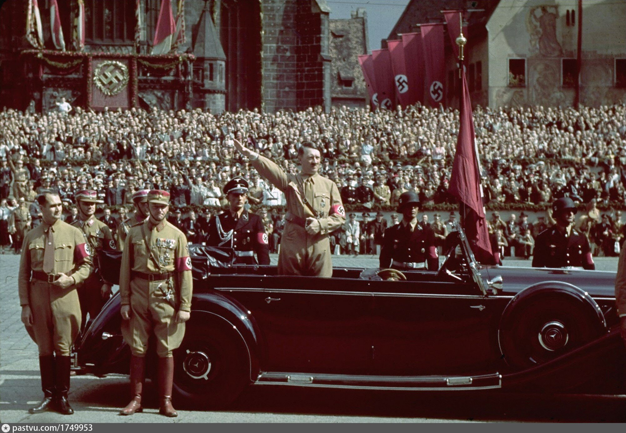 Фашистская германия годы. Нацистская Германия Адольф Гитлер. Третий Рейх в цвете Адольф Гитлер. Адольф Гитлер на параде. «Третий Рейх в цвете» (1998).