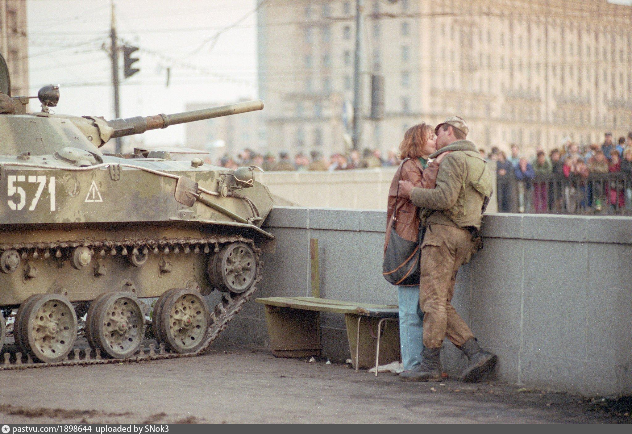 Октябрь 1991. 1993 Августовский путч танки. 1993 Октябрьский путч танки. Таманская дивизия августовский путч. Путч 1991 солдаты.