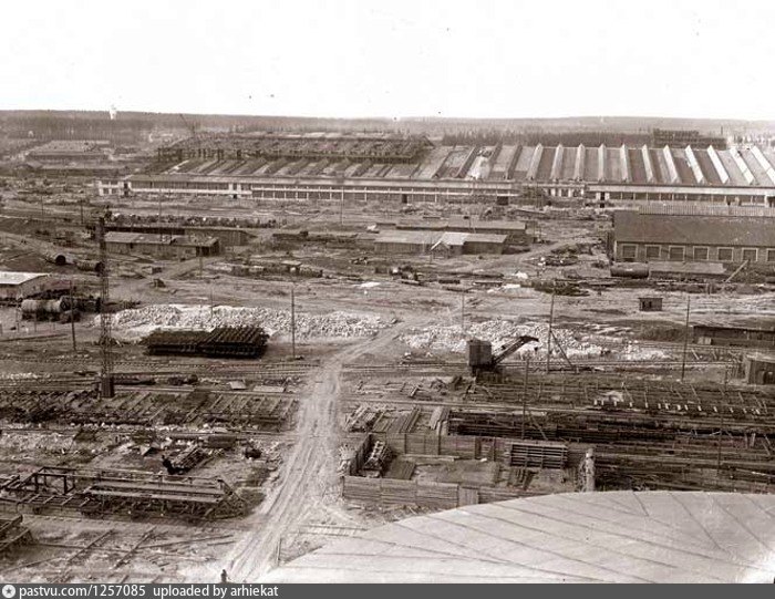 В 1933 году построен. Уралмашзавод Уральский завод тяжелого машиностроения 1933. (Уральский завод тяжелого машиностроения (1933 год. Завод Уралмаш 30-е годы. Уральский завод тяжелого машиностроения в Свердловске 1933.