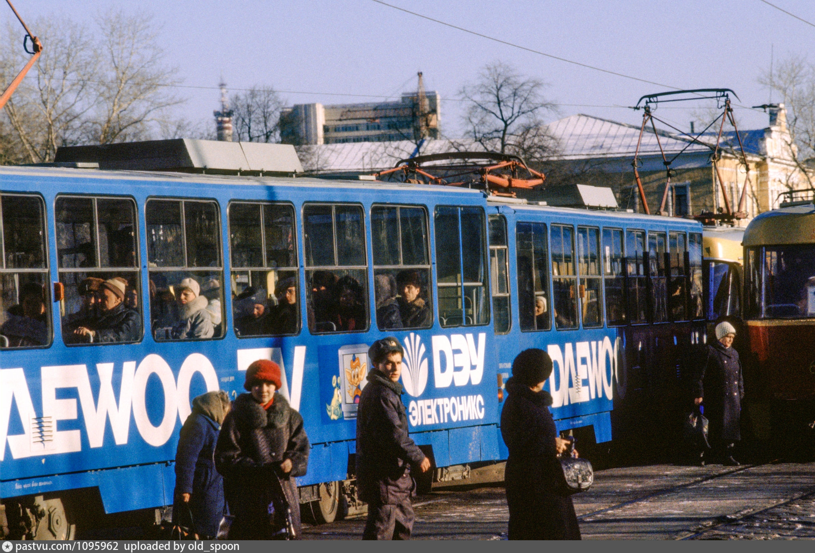 Остановка площадь 1905 года. Екатеринбург 1991 год. Девяностые Россия трамвай. Трамвайные остановки Екатеринбурга.