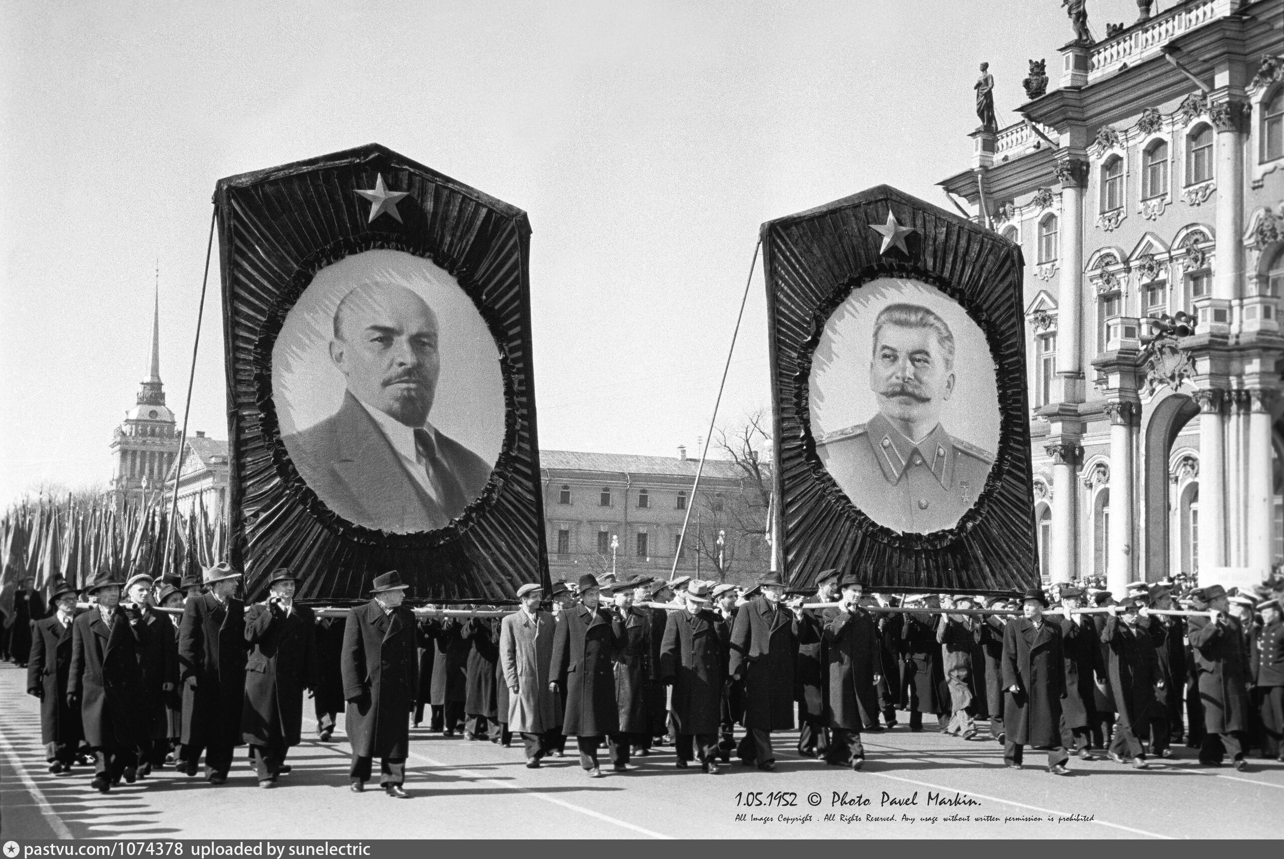 Первые годы ссср. Первомайская демонстрация в Ленинграде. Первомай демонстрация ССР 1930. Площадь Ленина 1950 гг Ленинград. Демонстрации 1930 портреты Сталина.