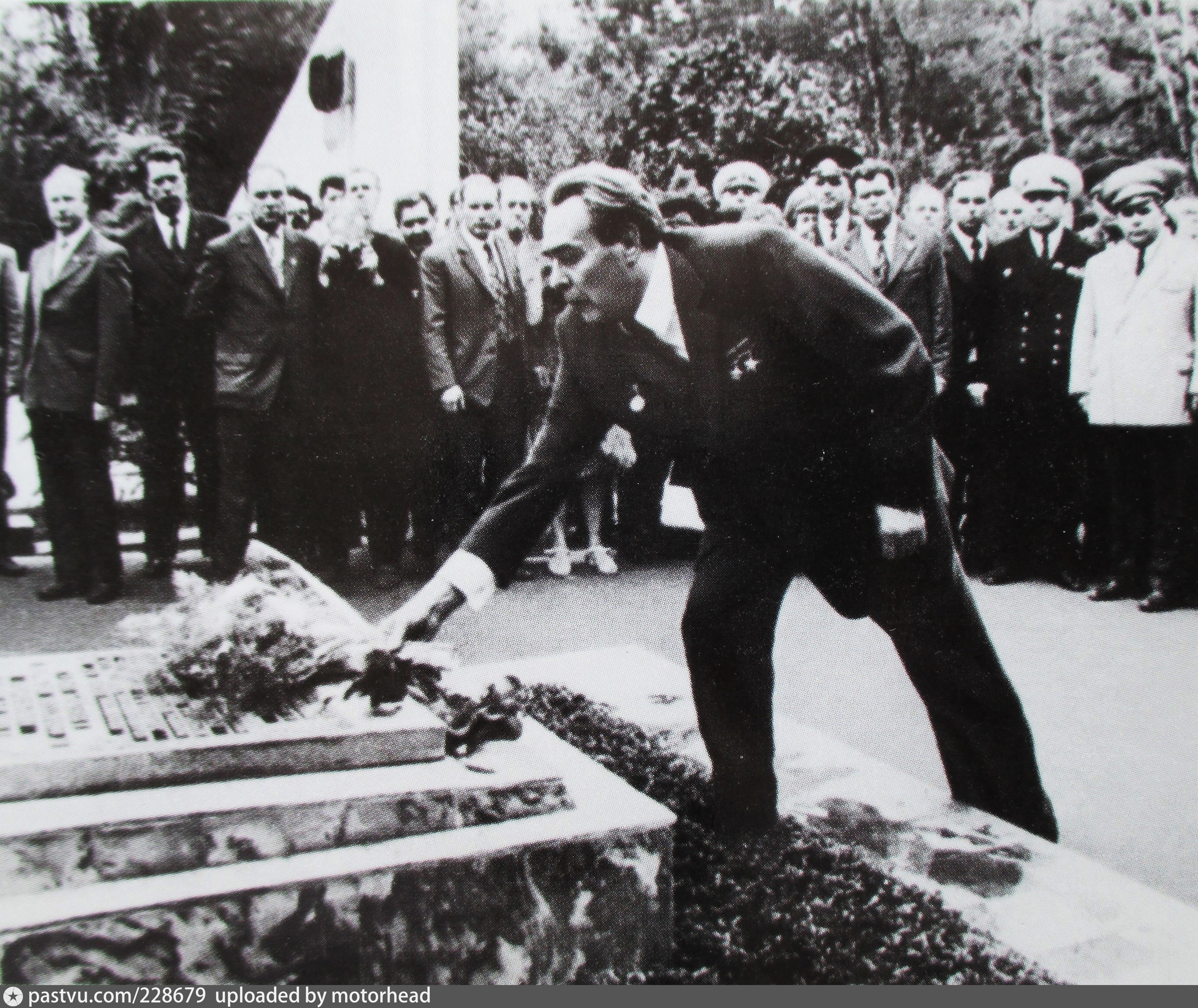 Брежнев возлагает цветы к монументу