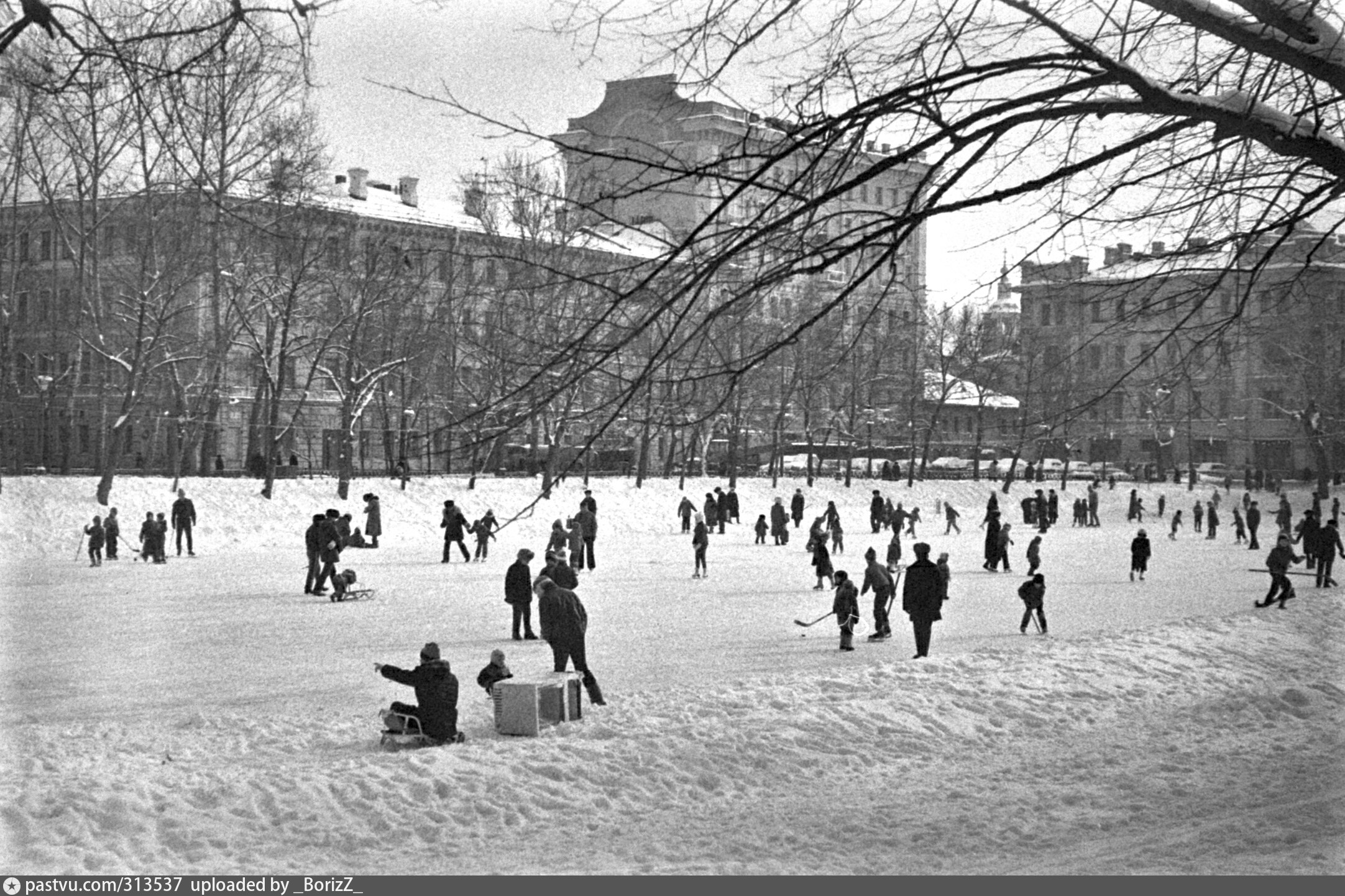 Чистые пруды pastvu. Чистые пруды Москва история. Каток чистые пруды 1950. Каток на чистых прудах 1946. Сайт городские истории