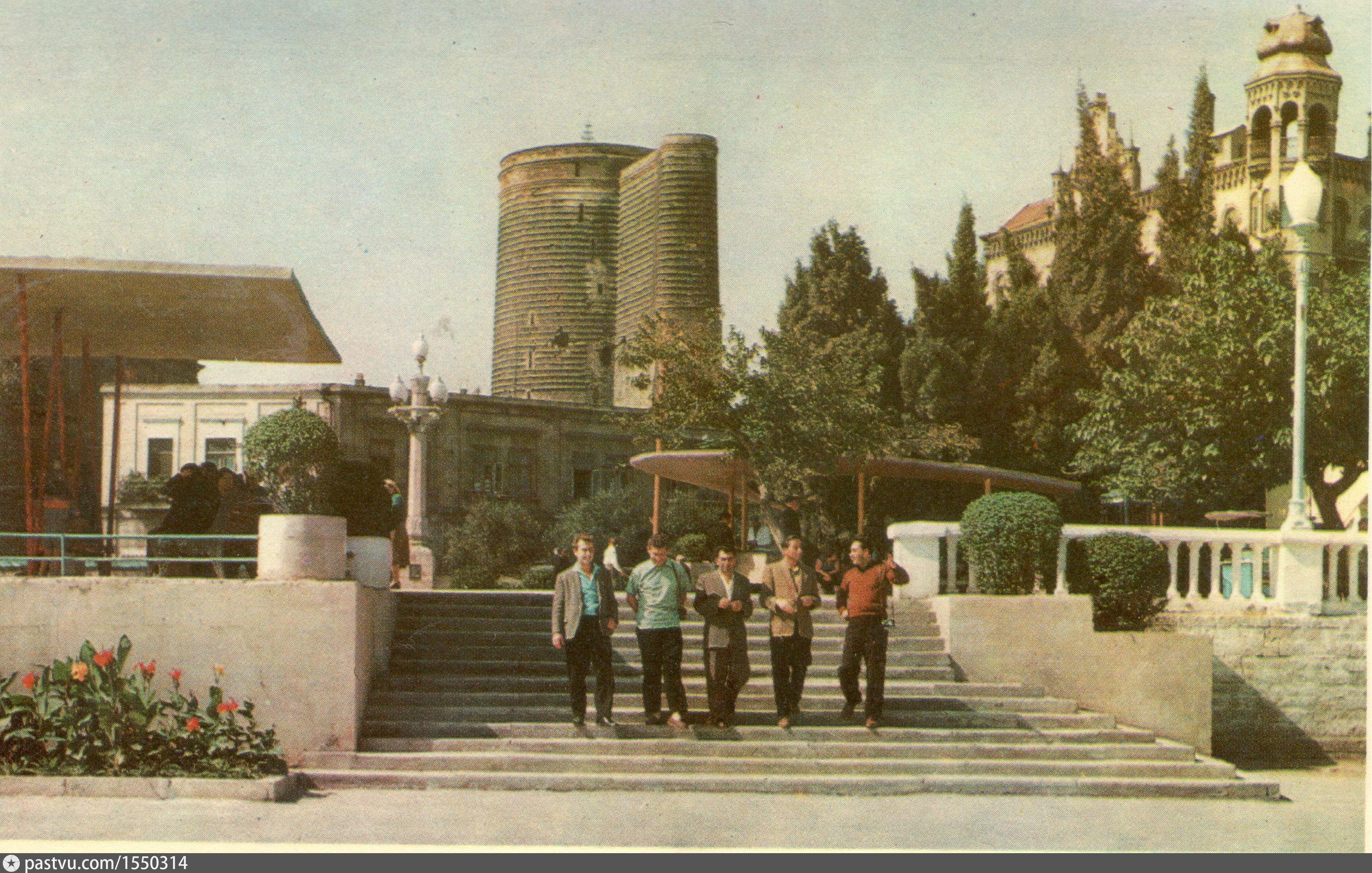 В честь кого назвали город баку. Гор Баку азербайджанской ССР. Старый Баку 1970. Азербайджан город Баку 1918. Старый Баку 1980.