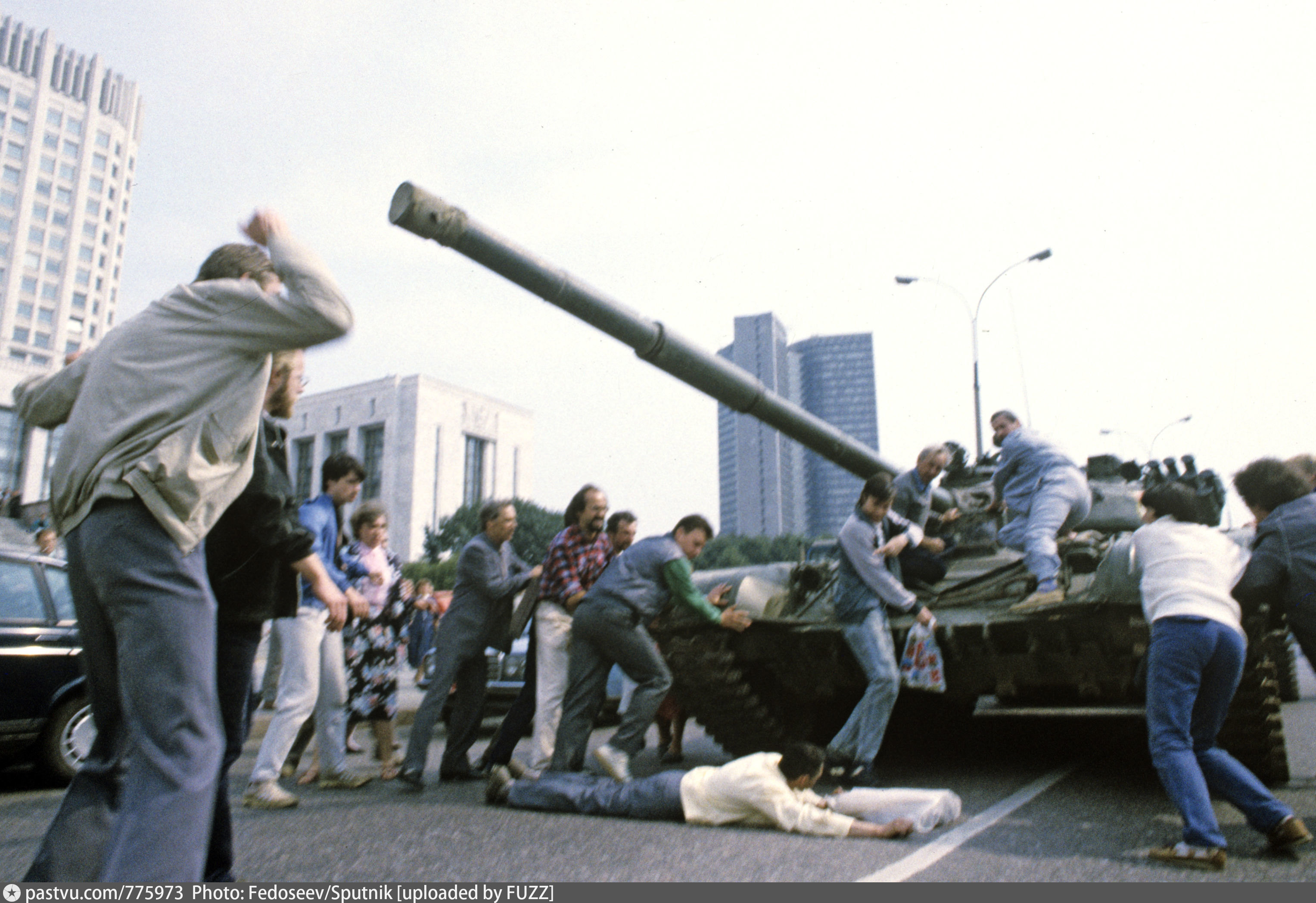 Фотографии 1991 года. ГКЧП август 1991. Августовский путч 1991 года в Москве. Ельцин белый дом 1991. Танки в Москве 1991 Ельцин.