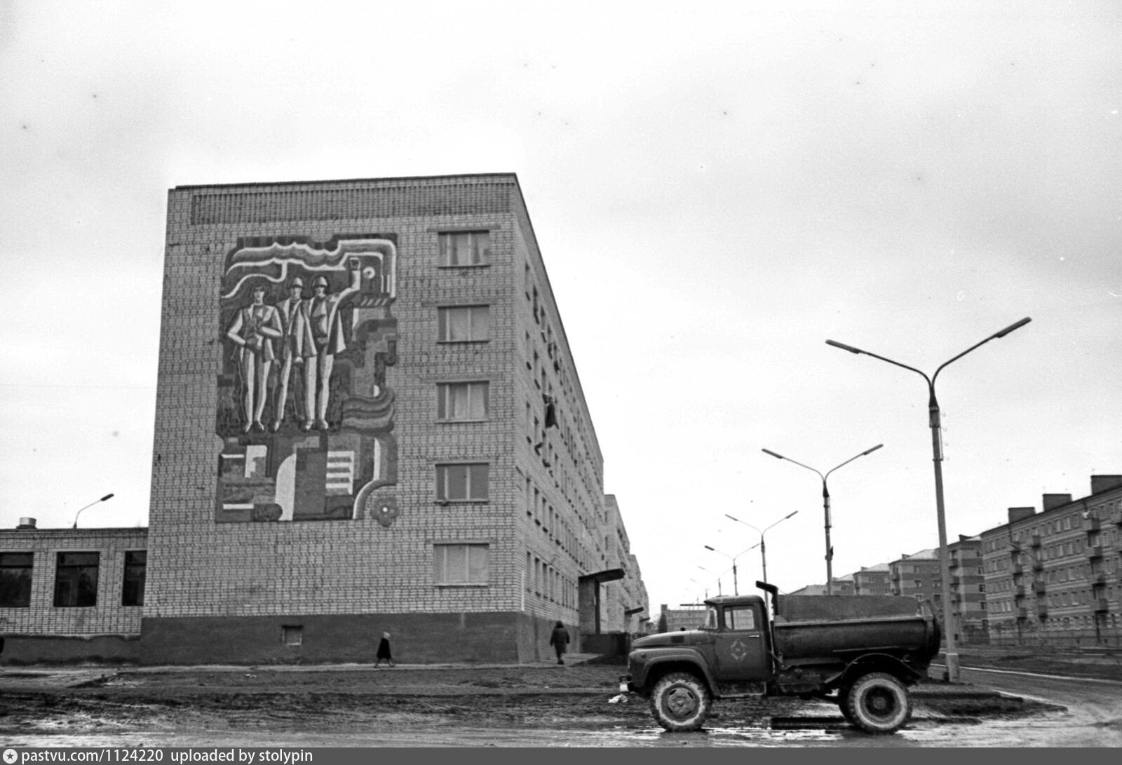 Ул 50 ссср. Памятник Ленину в Целинограде. Первостроители современные арт объекты мы строим города. В честь Первостроителей Воркуты. Город Целиноград в СССР заставка обои.