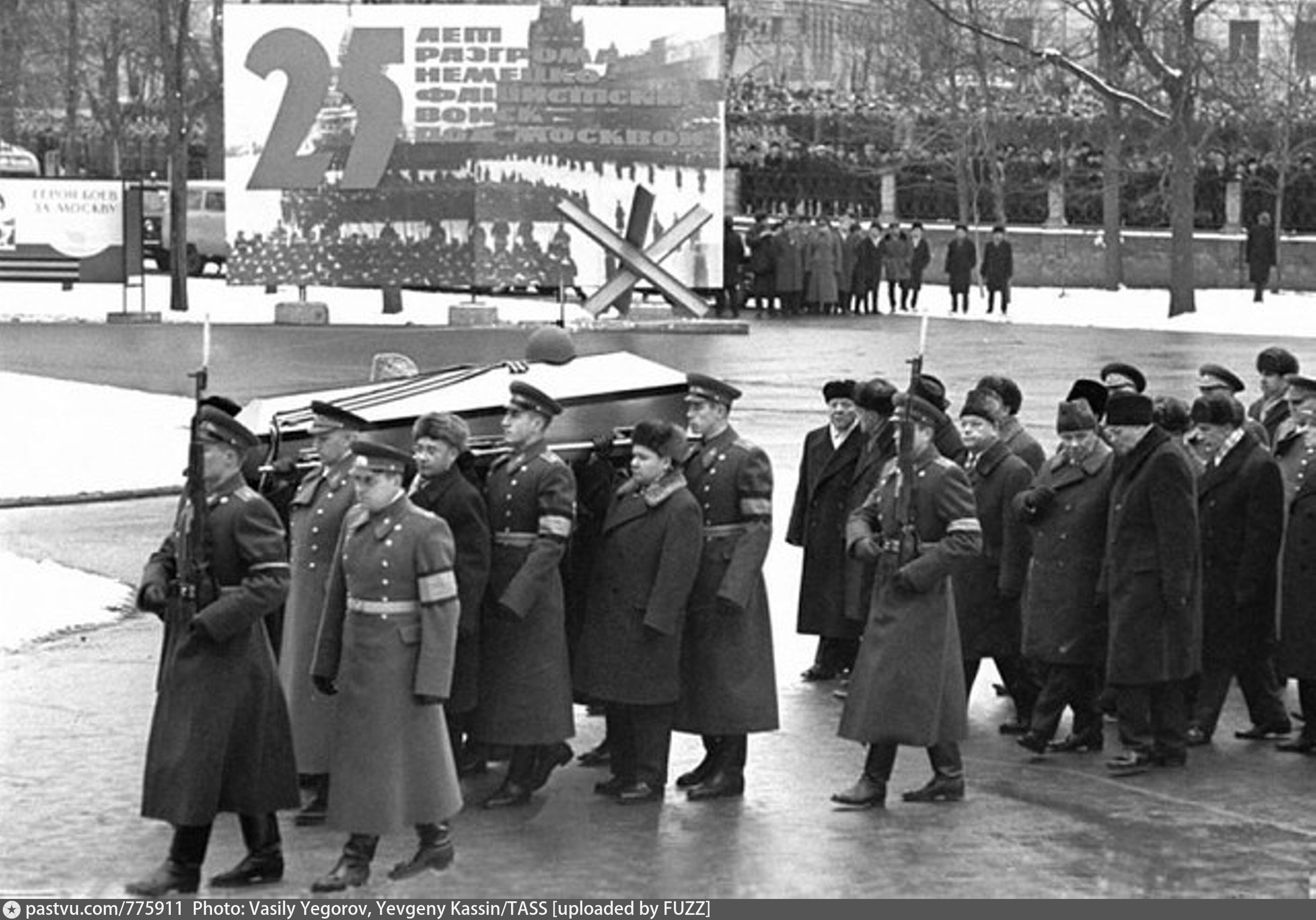 Памятник 9 мая 1966 года в магнитогорске. Захоронение праха неизвестного солдата 1966. 1966 Год захоронение неизвестного солдата. Перенос праха неизвестного солдата Москва 3 декабря 1966 года. Церемония захоронения останков неизвестного солдата в Москве 1966 год.