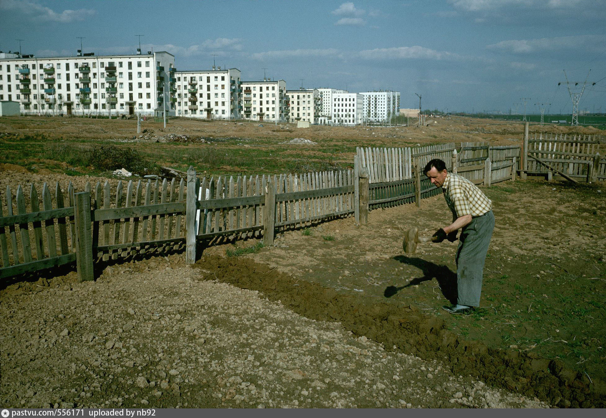 Города наступают. Москва Зюзино 1970. Деревня Зюзино Москва. Зюзино СССР. Советский огород.