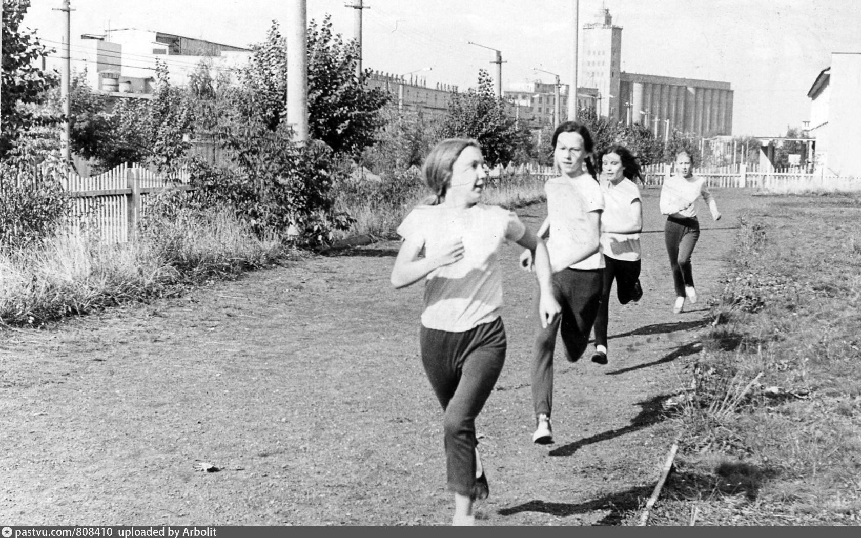 Слева видны. Школа 1980 стадион. Фото Видное 1980.