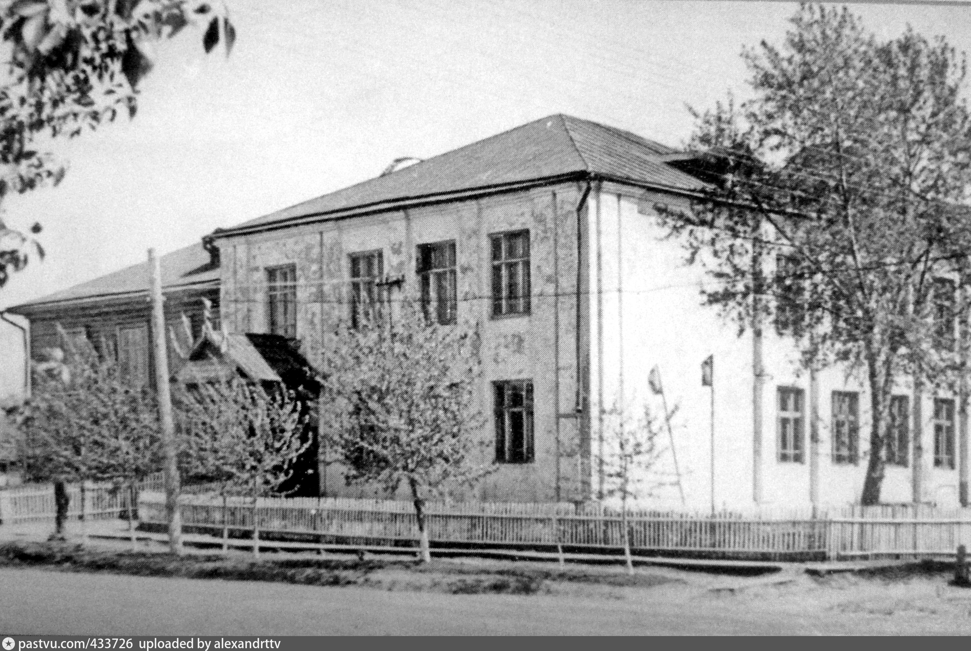 В каком году построили 1 школу. Старое здание школы. Пед училище г Каракол. Здание спецшкола. Старое здание школы 41 в Ярославле.