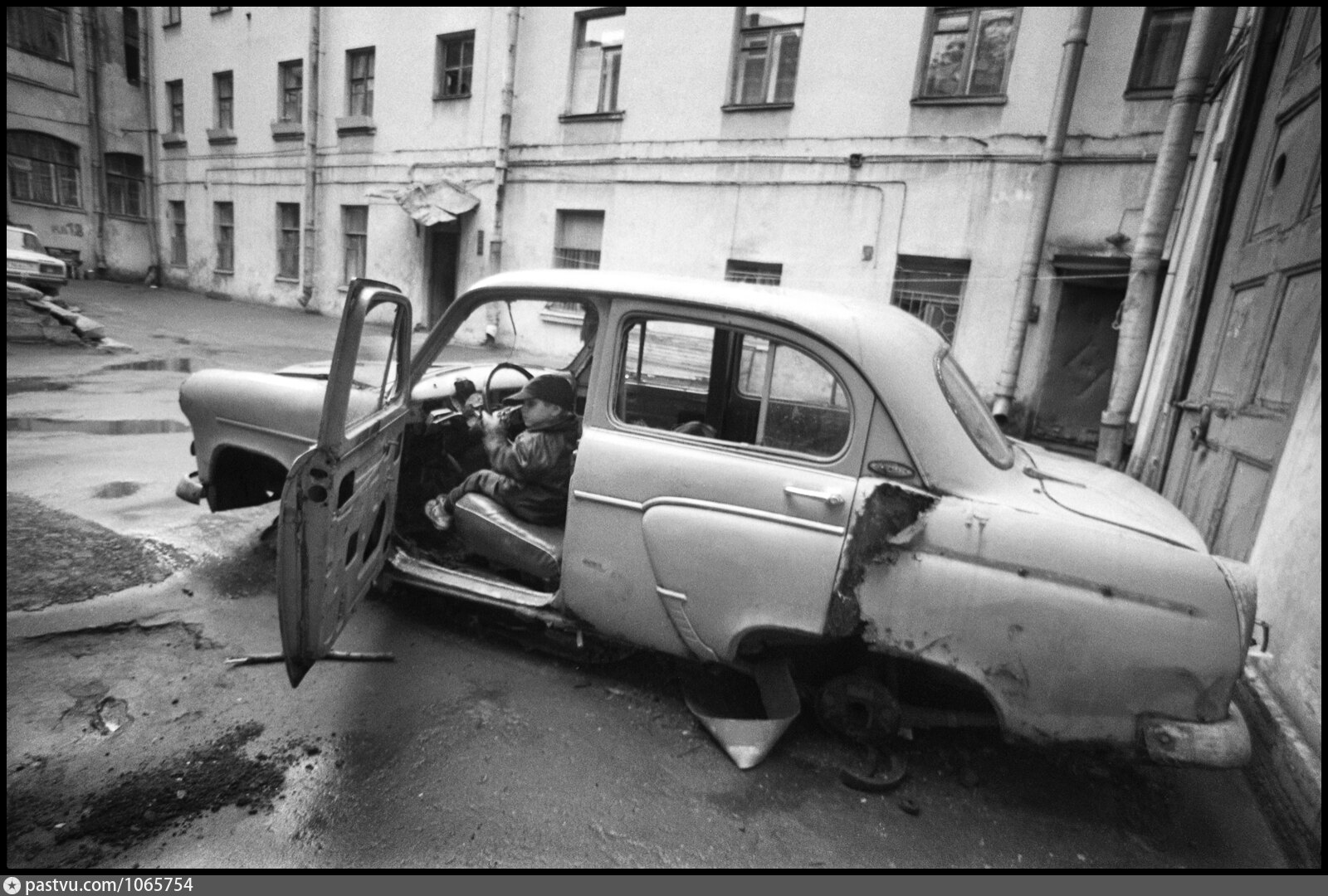 Разбитая машина во дворе. Разбитый автомобиль. Ленинград дворы.