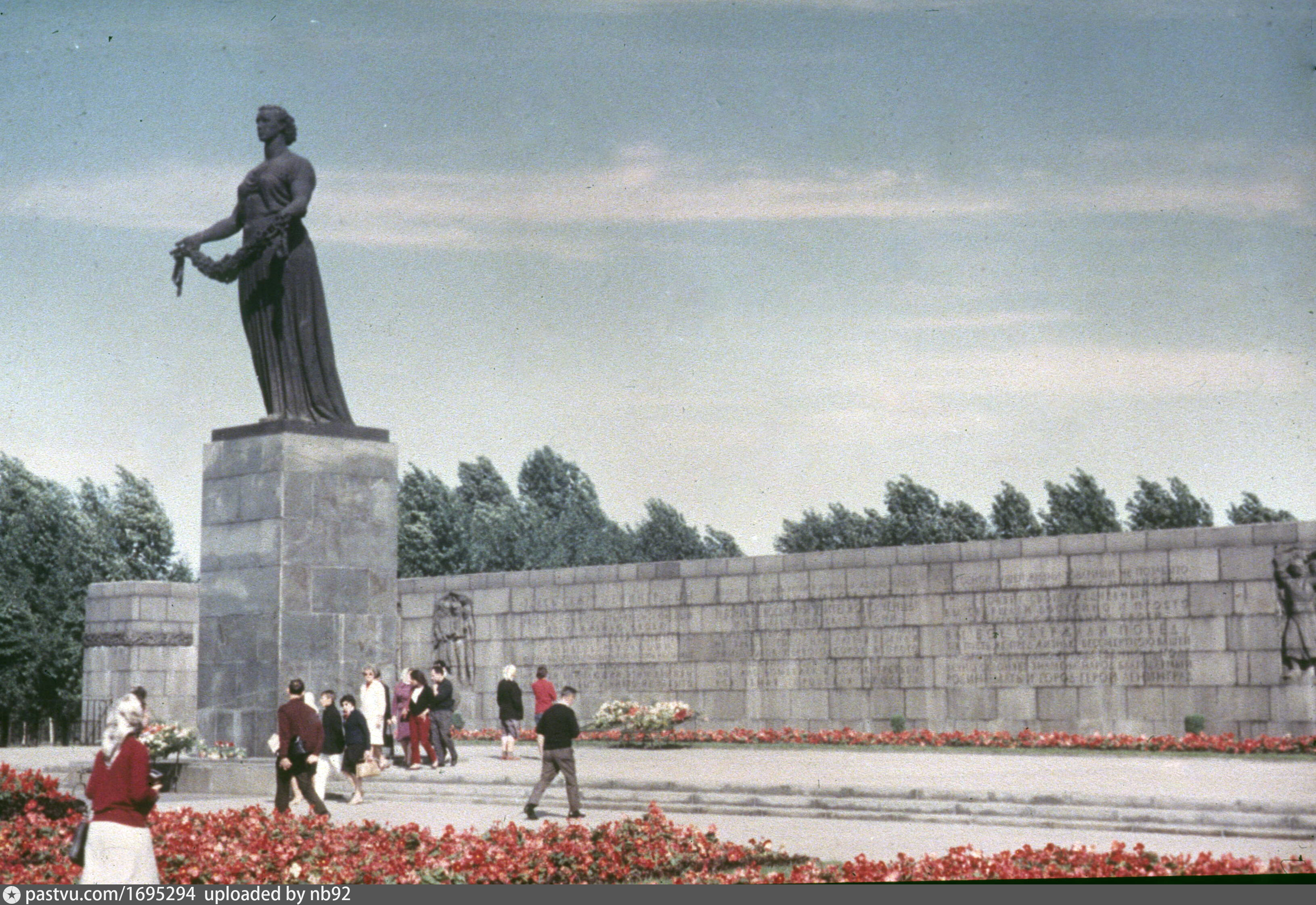 1965 год памятник. Монумент мать Волга. Монумент мать Родина Ленинград. Монумент матери в Гатчине. Девушка на фоне памятника матери родине.