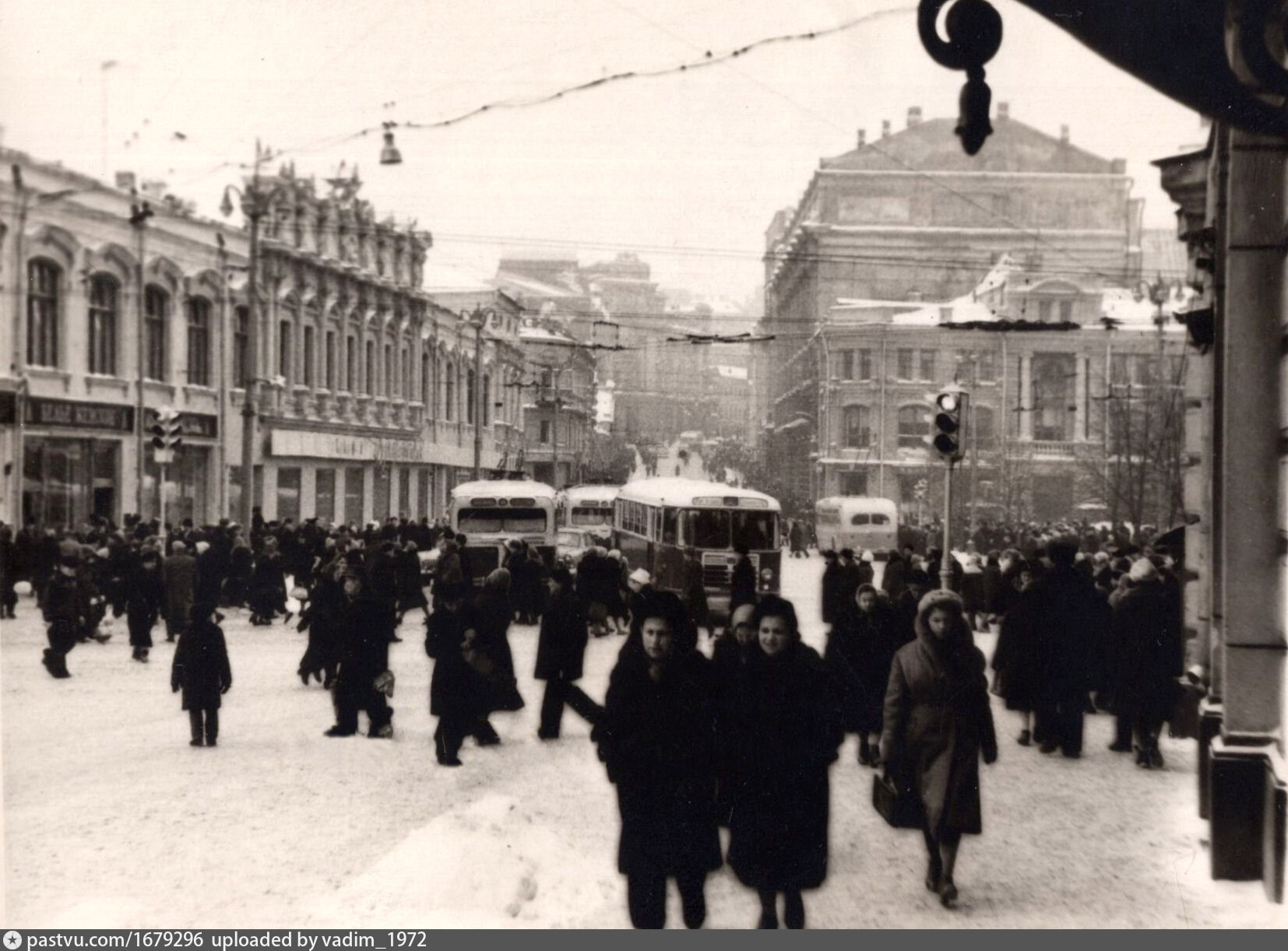 Дождь застиг лосево на кузнецком мосту. Кафе Дружба на Кузнецком мосту. Кузнецкий мост 2003 год. Зацепский рынок старые фото. Москва Зацепский вал 60 годы. Показать фотографии и камерой.