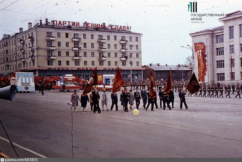 1 мая 80 годы. Первомайская демонстрация. Парад 1 мая 1980. Майская демонстрация в СССР. Демонстрация 1 мая 1980.