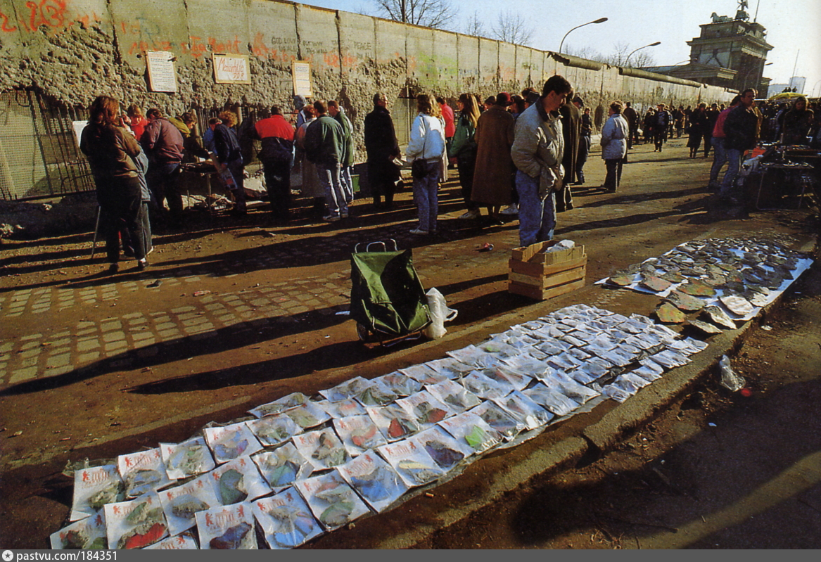 Berlin 1990. Берлин 1990. Берлин в 1990 году. Западный Берлин 1990. Уличные торговцы 1990.