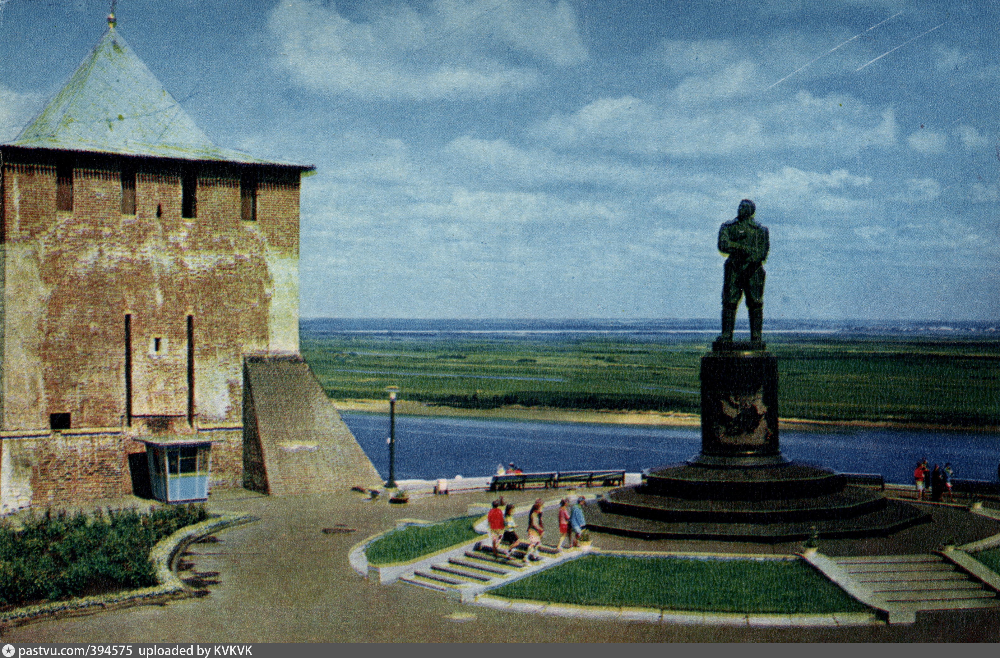 памятник чкалову в нижнем новгороде фото