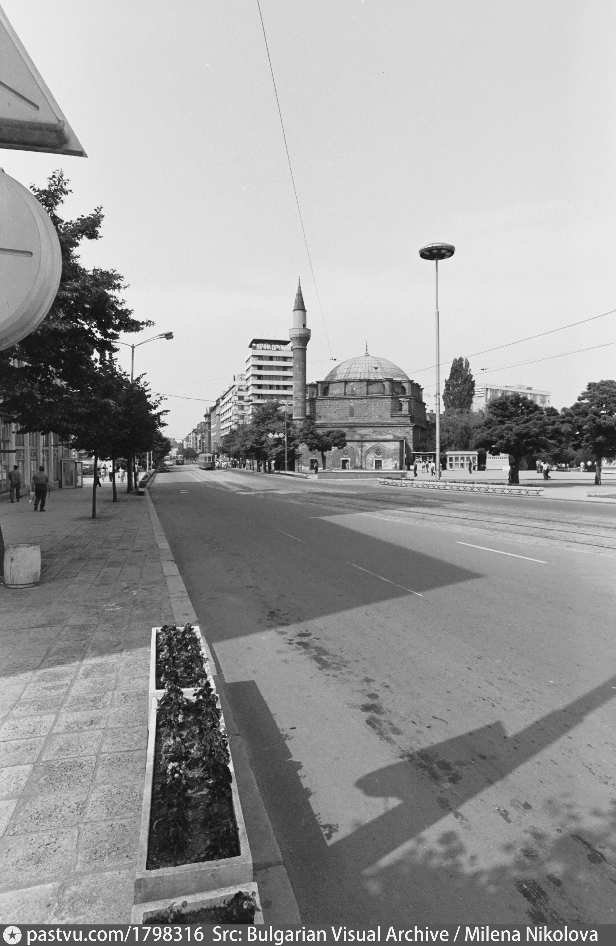 Булевард „Георги Димитров“, изглед към Баня Баши джамия