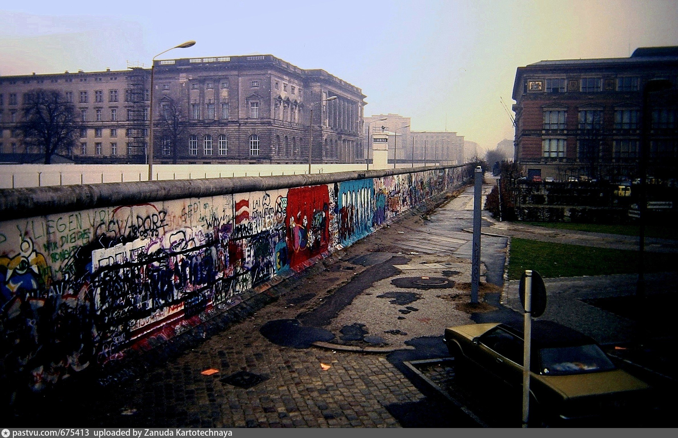 Сторона берлин. Berliner Mauer — Берлинская стена. ГДР И ФРГ стена. Берлинская стена 1988. Западный и Восточный Берлин стена.