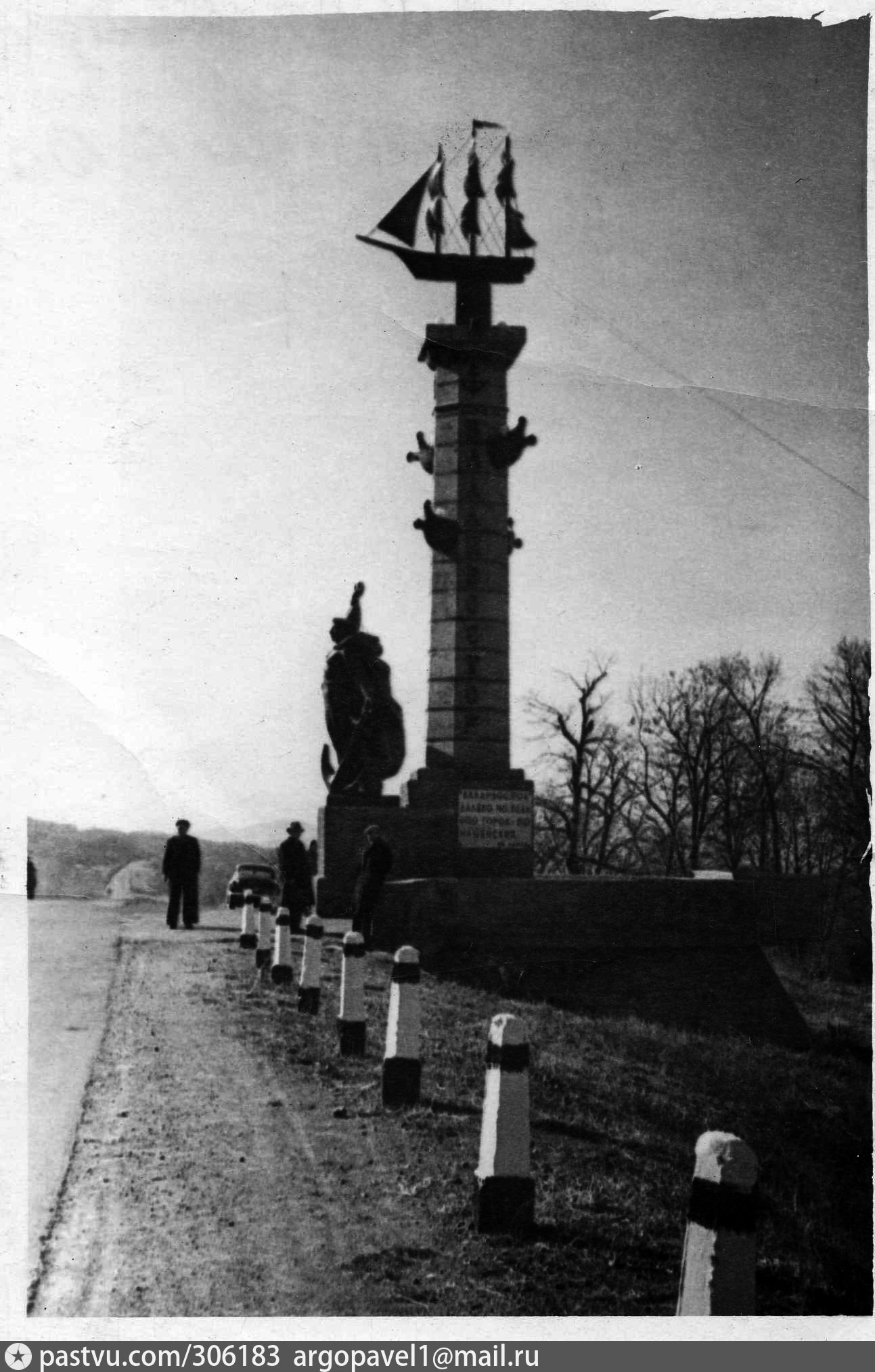 Памятник сооружение в виде граненого. Ростральная колонна (Владивосток). Ростральная колонна Владивосток 1960. Владивосток маньчжур» —колонна. Владивосток колонна при въезде в город.