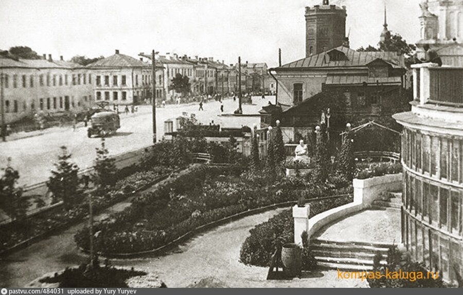 Старая калуга фото. Сквер на ул Кирова Калуга. Калуга 1950. Калуга Ленинский скверик 80 90 годы. Старая Калуга улица Садовая.