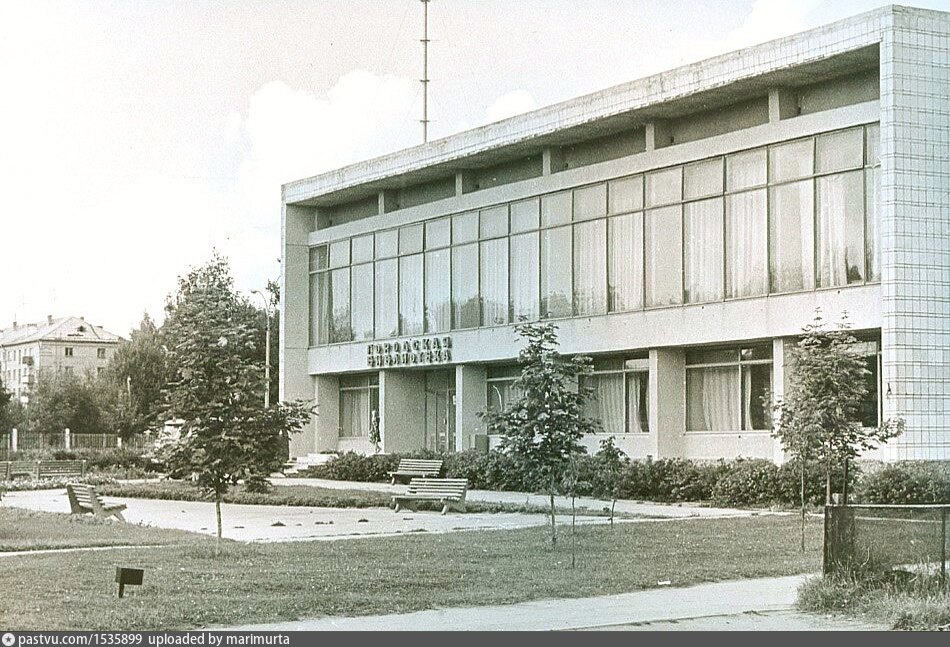 Центральная библиотека обнинск. Библиотека стекляшка обнинск. Библиотека стекляшка. Библиотека стекляшка обнинск. Городская библиотека 1 стекляшка обнинск.