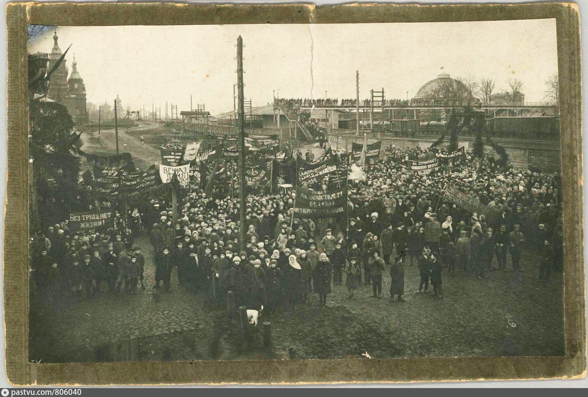 Первый прошлое. Первая годовщина Октябрьской революции 1918. Первая годовщина Октябрьской революции Воронеж 1918. Оформление первой годовщины Октябрьской революции 1918 год. Первая годовщина октября.