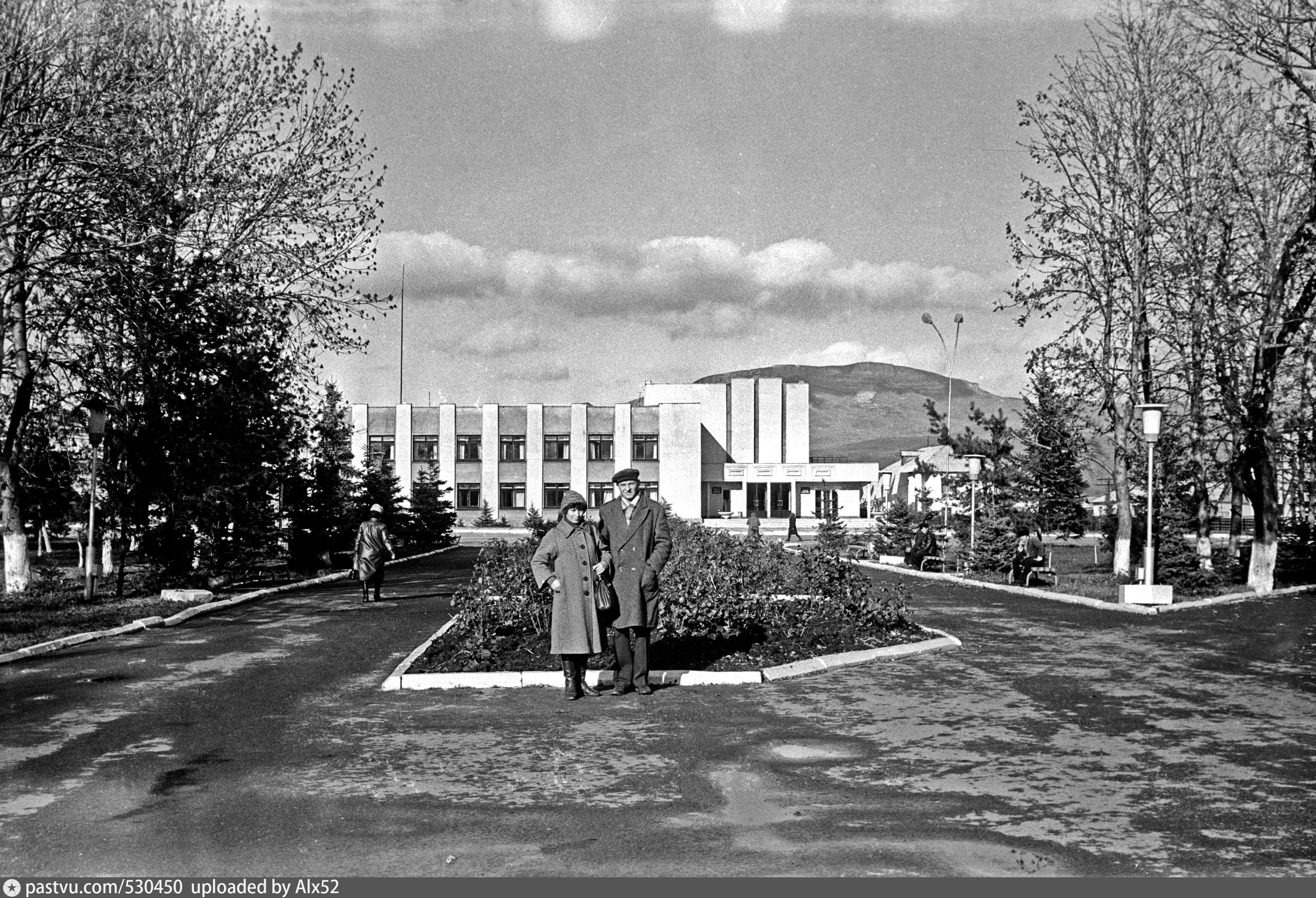 Зеленчукская станица. Ст Зеленчукская Карачаево-Черкесская Республика. Старый парк станица Зеленчукская. Ст Зеленчукская фото. Картинки станицы Зеленчукской.