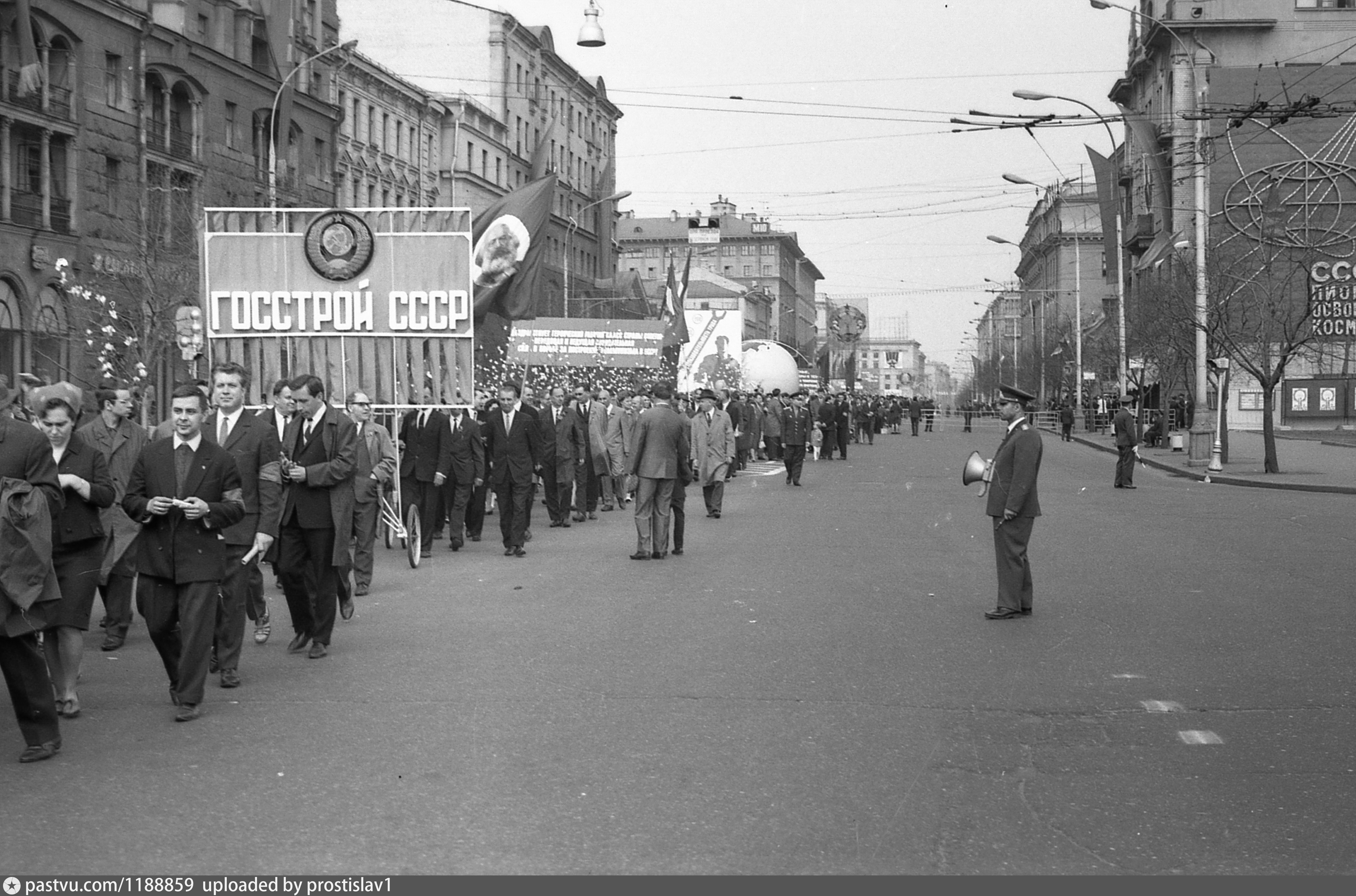 Ул демонстрация. Первомайская демонстрация. 1927. Демонстрация на улице Горького. Демонстрация в горьком. Первое мая демонстрация СССР на улице Горького.