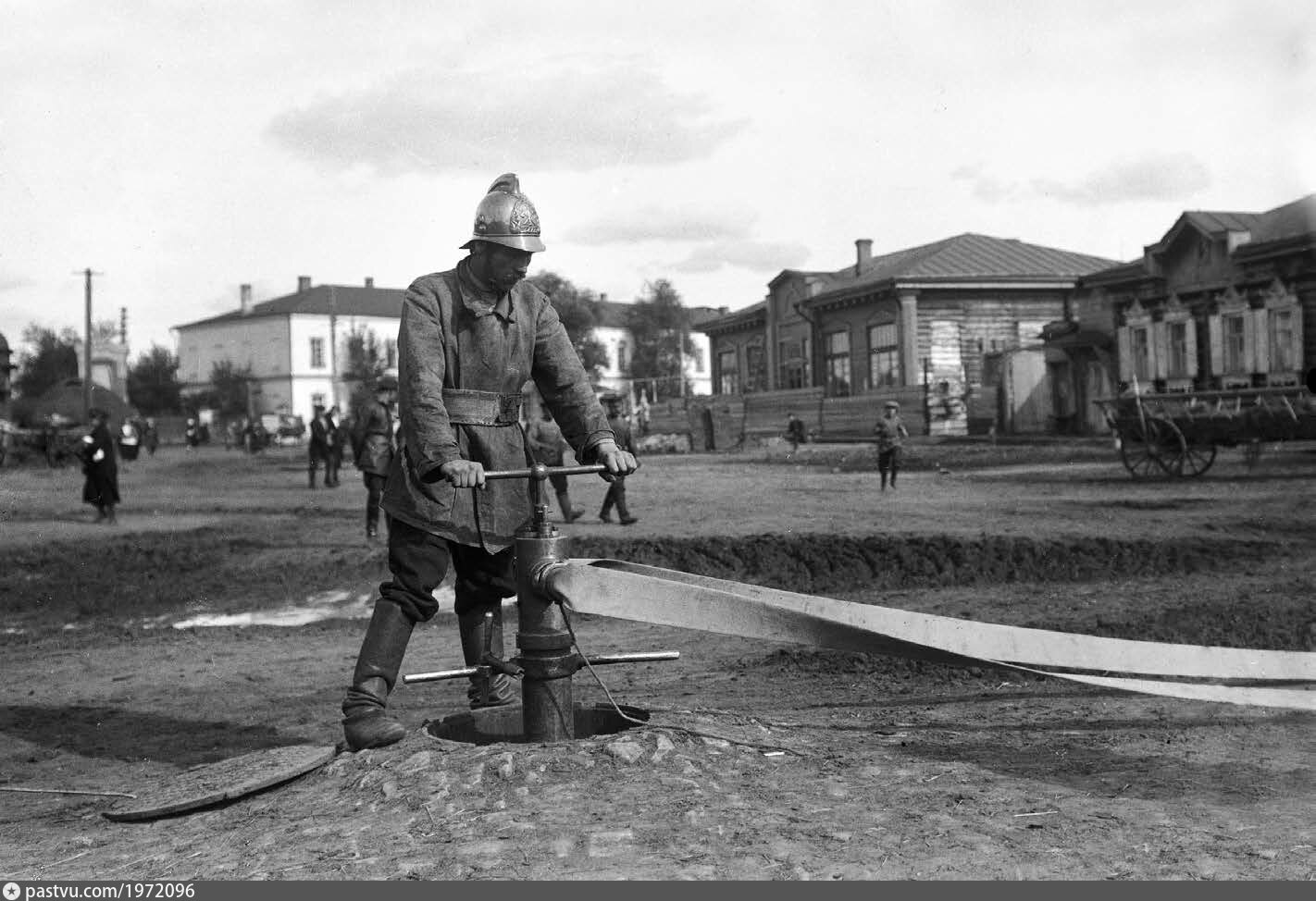 Старый пожарный фото. Пожарная охрана Свердловска 1923 год. Старый пожарный. История Омской пожарной охраны. Пожарные 1920 года.