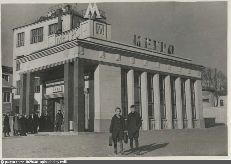 Метро крымская. Станция парк культуры 1935. Станция метро парк культуры 1935. Станция метро парк культуры в 1935 году. Южный вестибюль метро парк культуры.