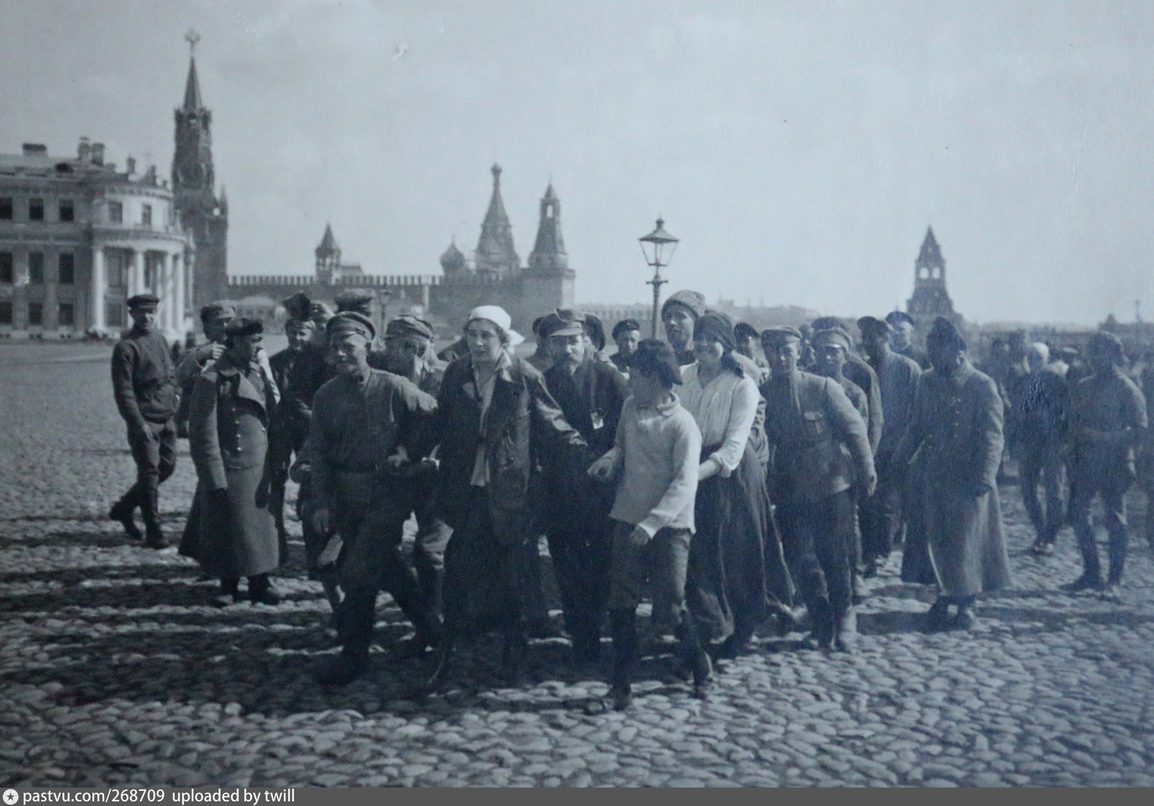 Канал 1920 года. Ленин на субботнике в Кремле 1918. Субботник в Кремле 1920. 1 Мая 1920 года. Субботники 1917.