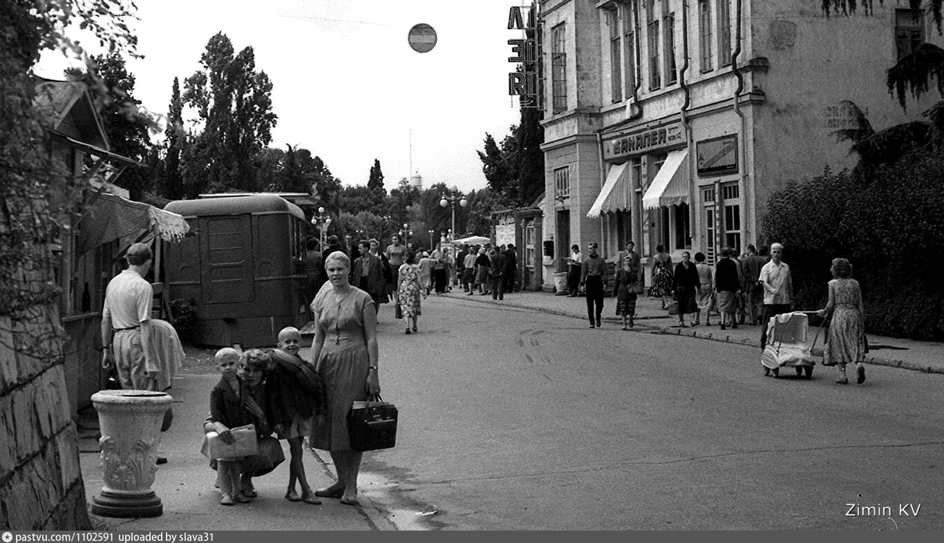 Улица горького краснодар. Минск 1955 Горького. Набережная Руставели 1955 – 1960 ,. Улице Горького 20 Днепропетровск. Рахманов салют 1955 Горького.