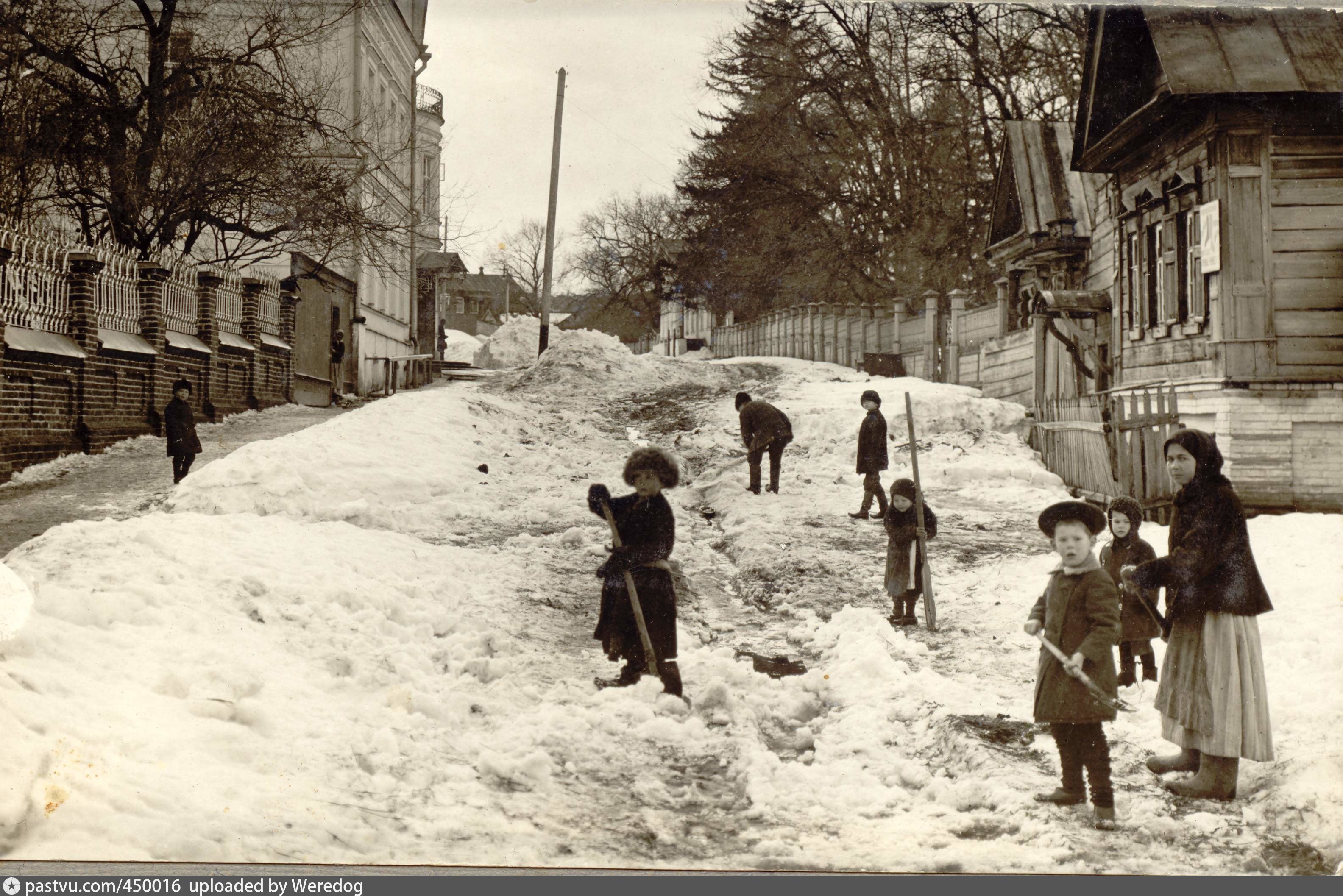 Старые реальное. Вольск 20 век. Уборка снега в России в начале 20 века. Фотографии зимы в России до 1900. Улица снег 1910 годов.