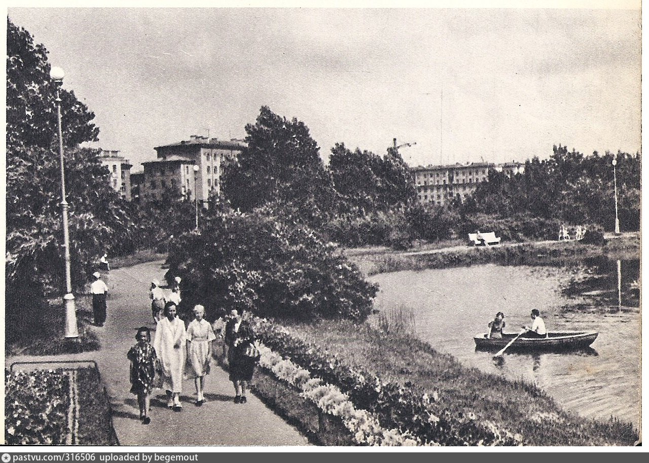 1946 — В Ленинграде открыт Московский парк Победы.